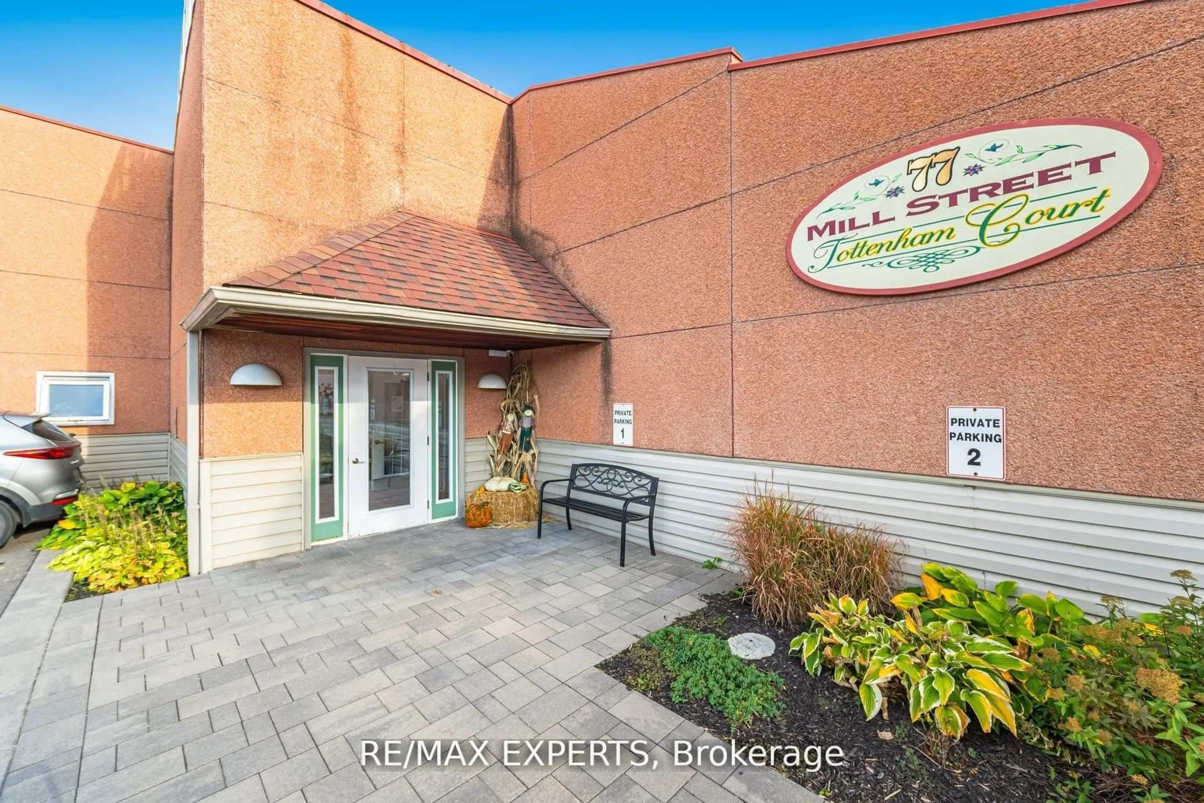 Indoor foyer for 77 Mill St #22, New Tecumseth Ontario L0G 1W0