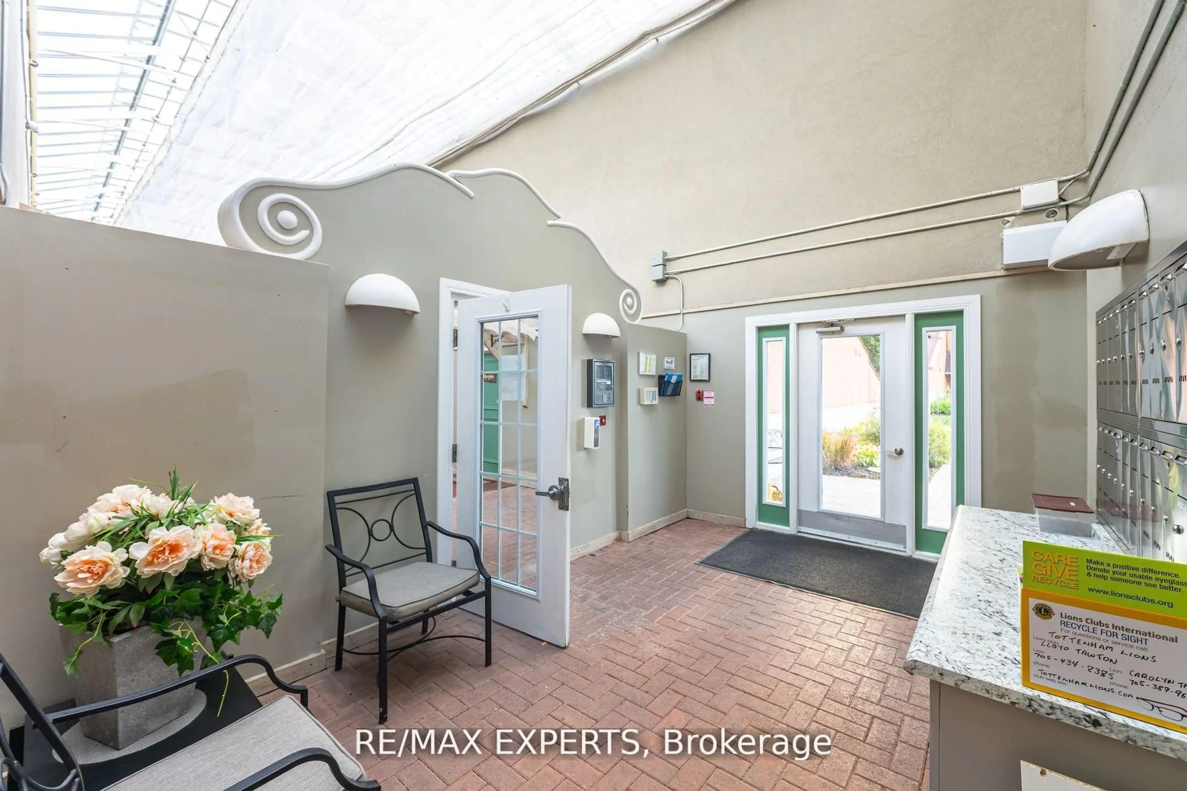 Indoor entryway for 77 Mill St #22, New Tecumseth Ontario L0G 1W0