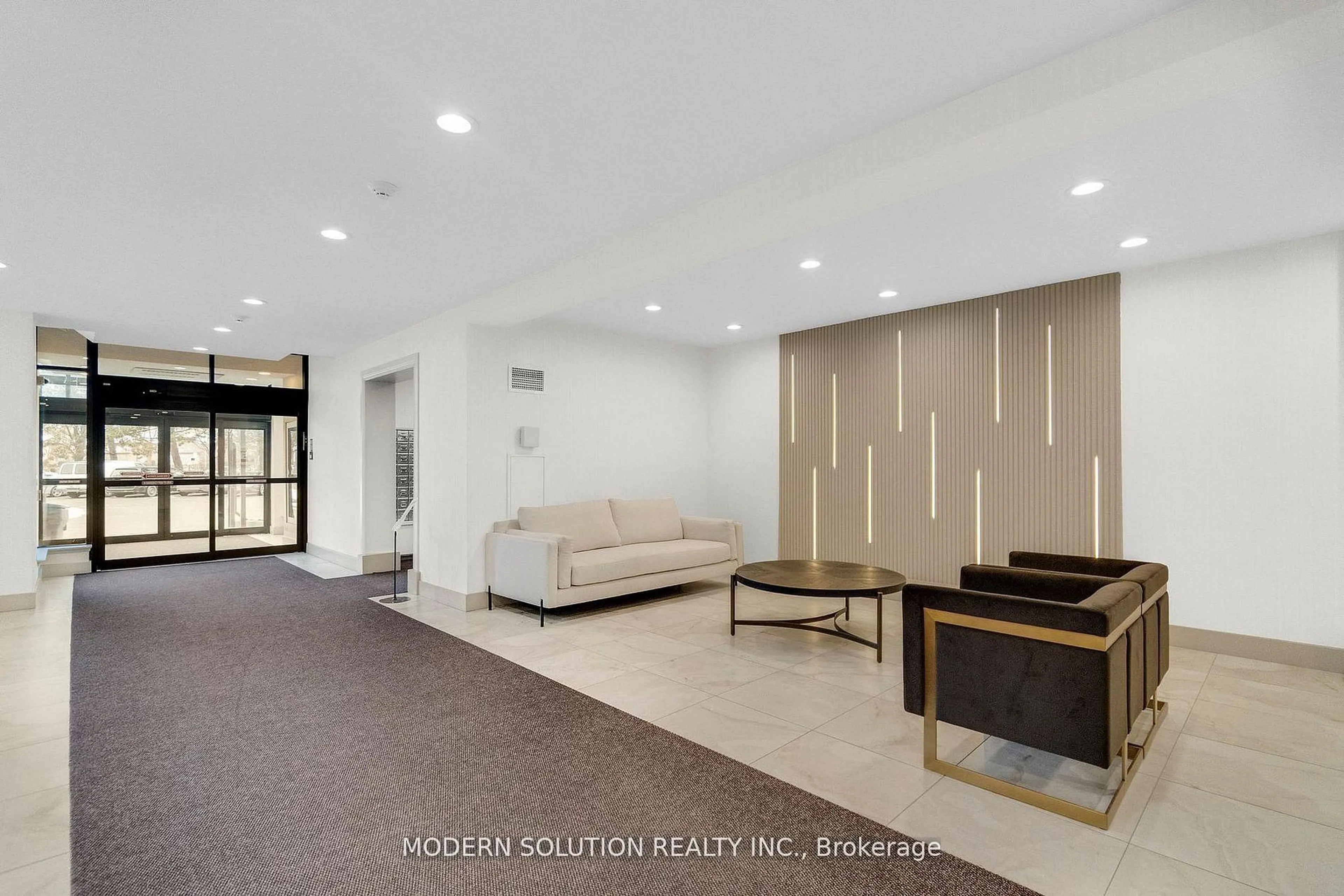 Indoor foyer for 32 Clarissa Dr #426, Richmond Hill Ontario L4C 9R7