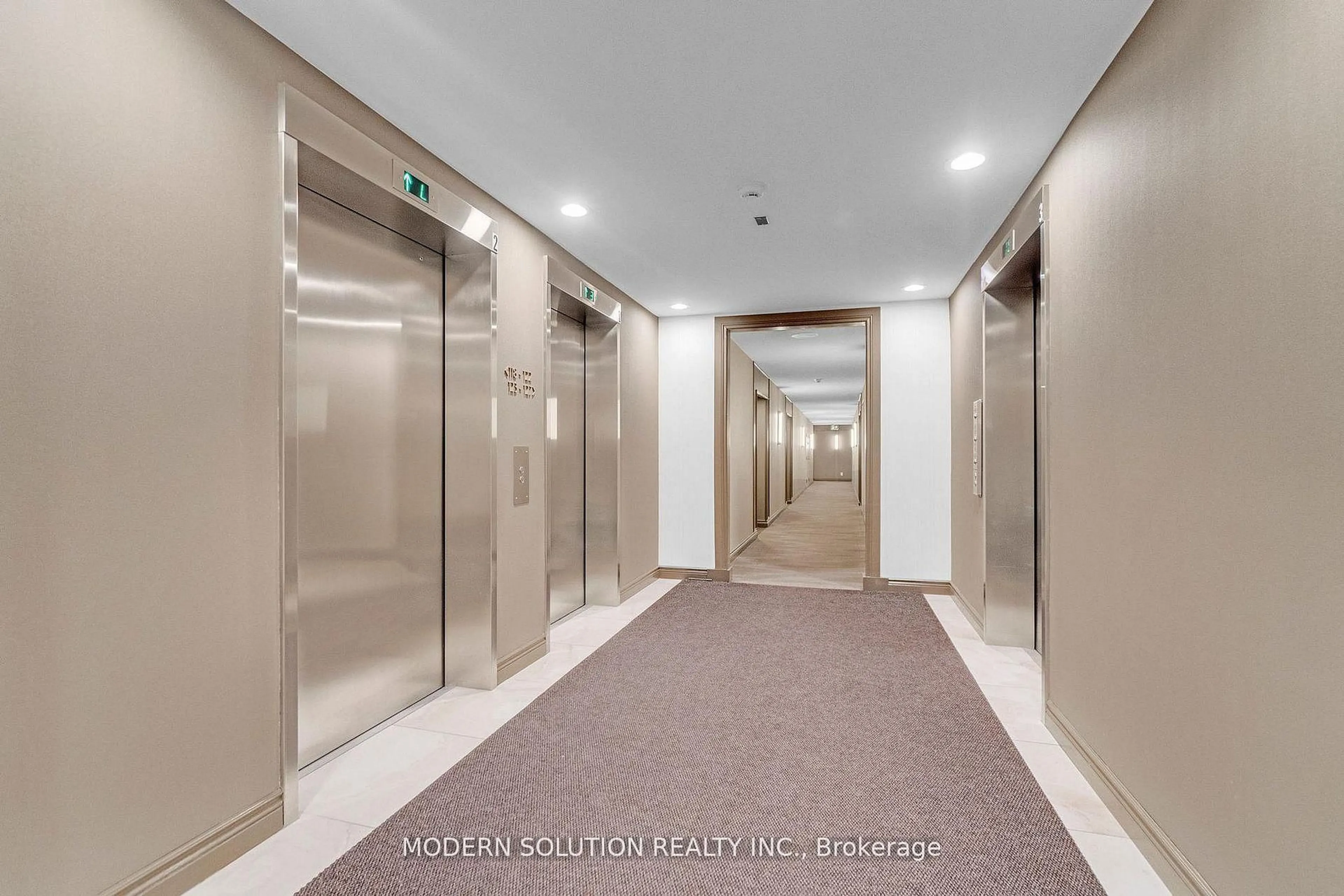 Indoor foyer for 32 Clarissa Dr #426, Richmond Hill Ontario L4C 9R7