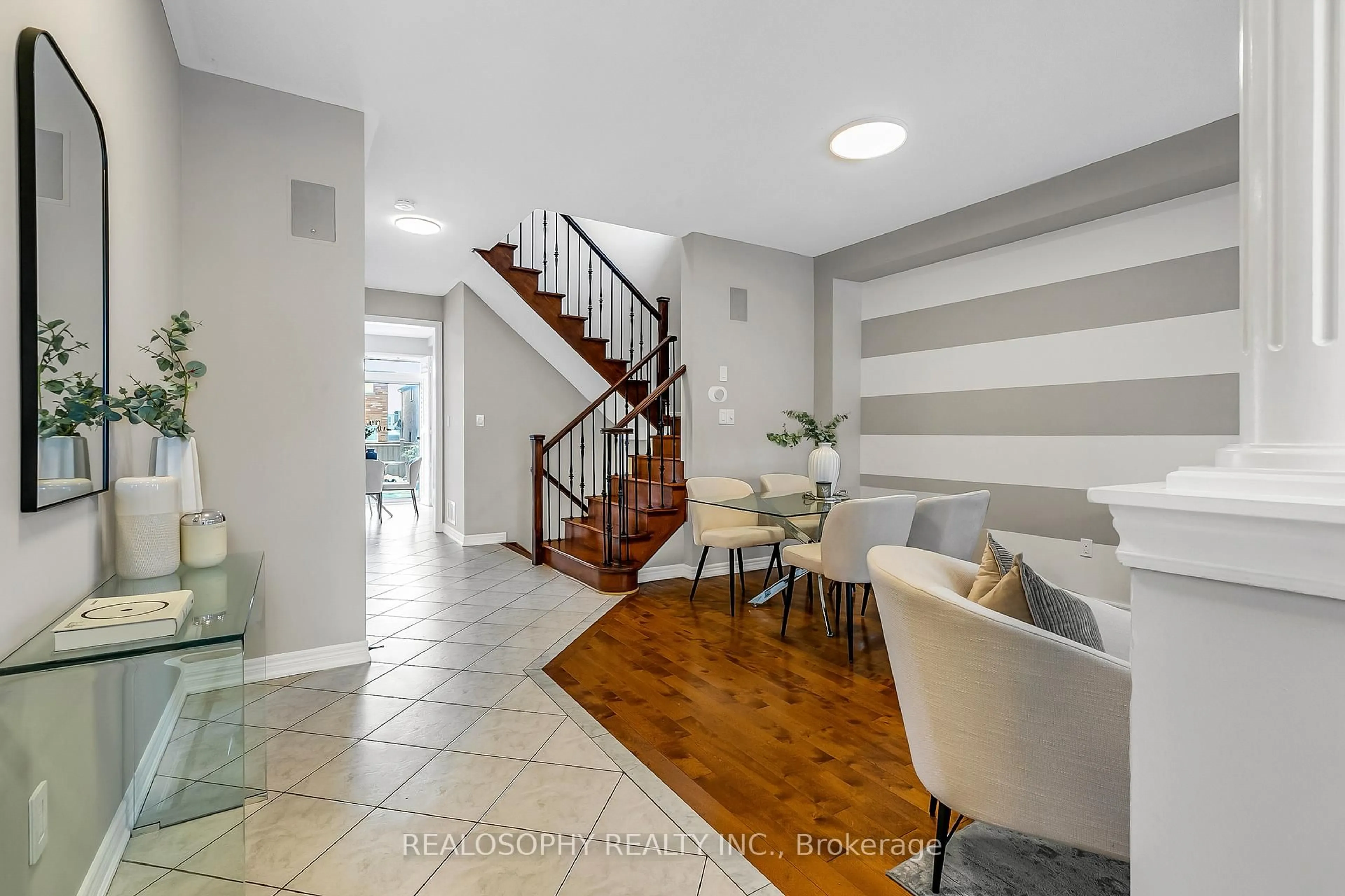 Indoor entryway for 284 Bilbrough St, Aurora Ontario L4G 7X5