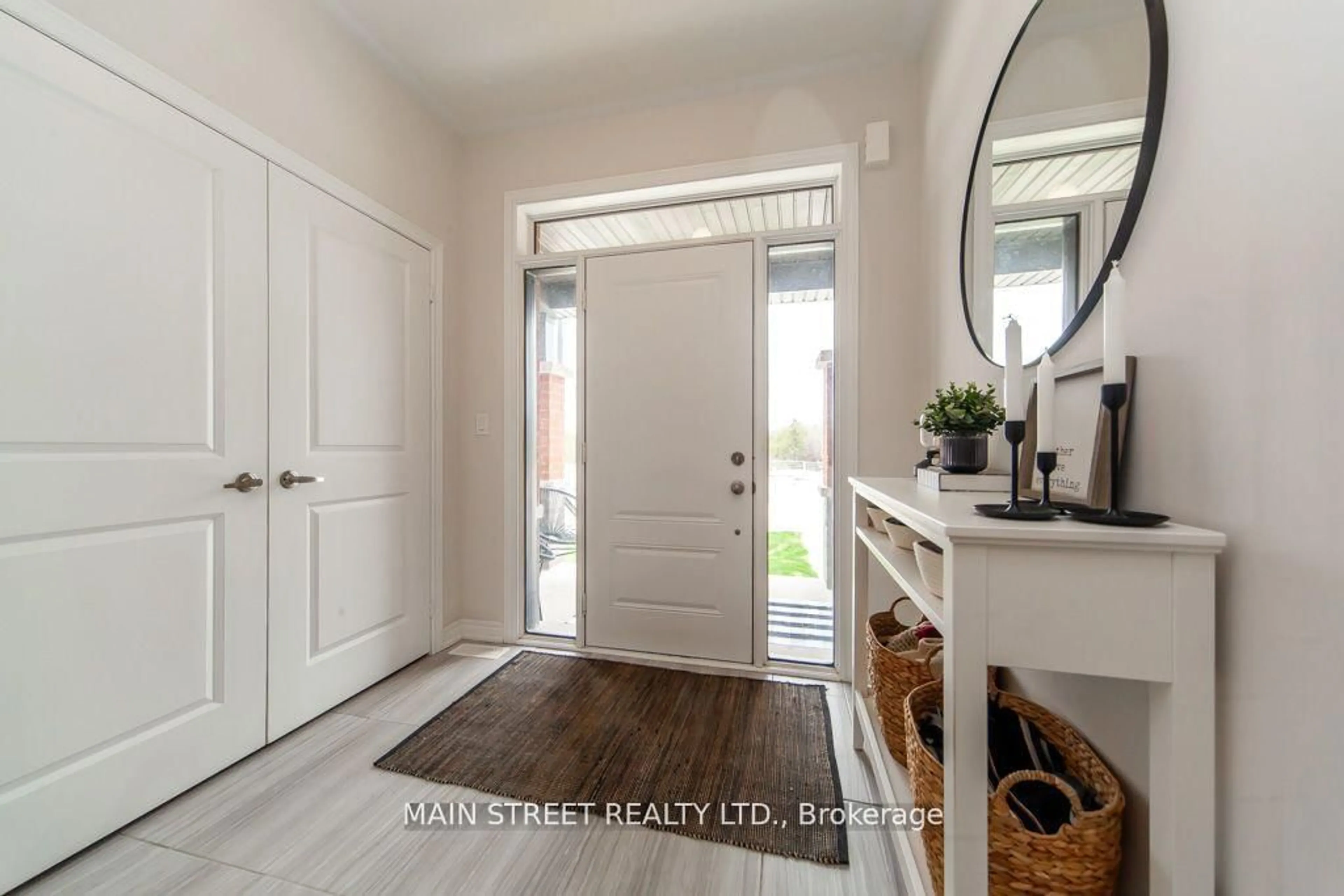 Indoor entryway for 96 Big Canoe Dr, Georgina Ontario L0E 1R0