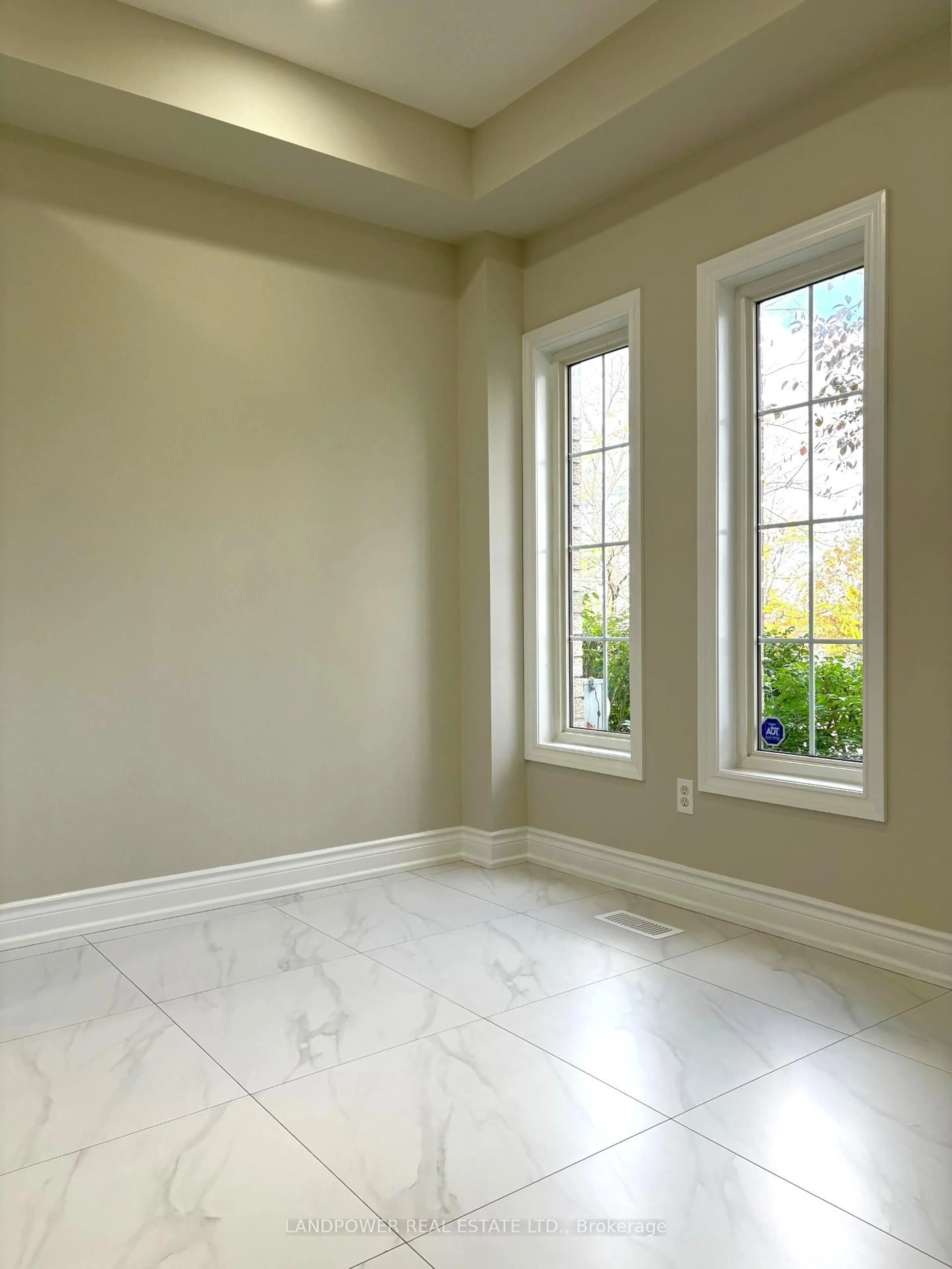 A pic of a room for 447 Hollandview Tr, Aurora Ontario L4G 7N4