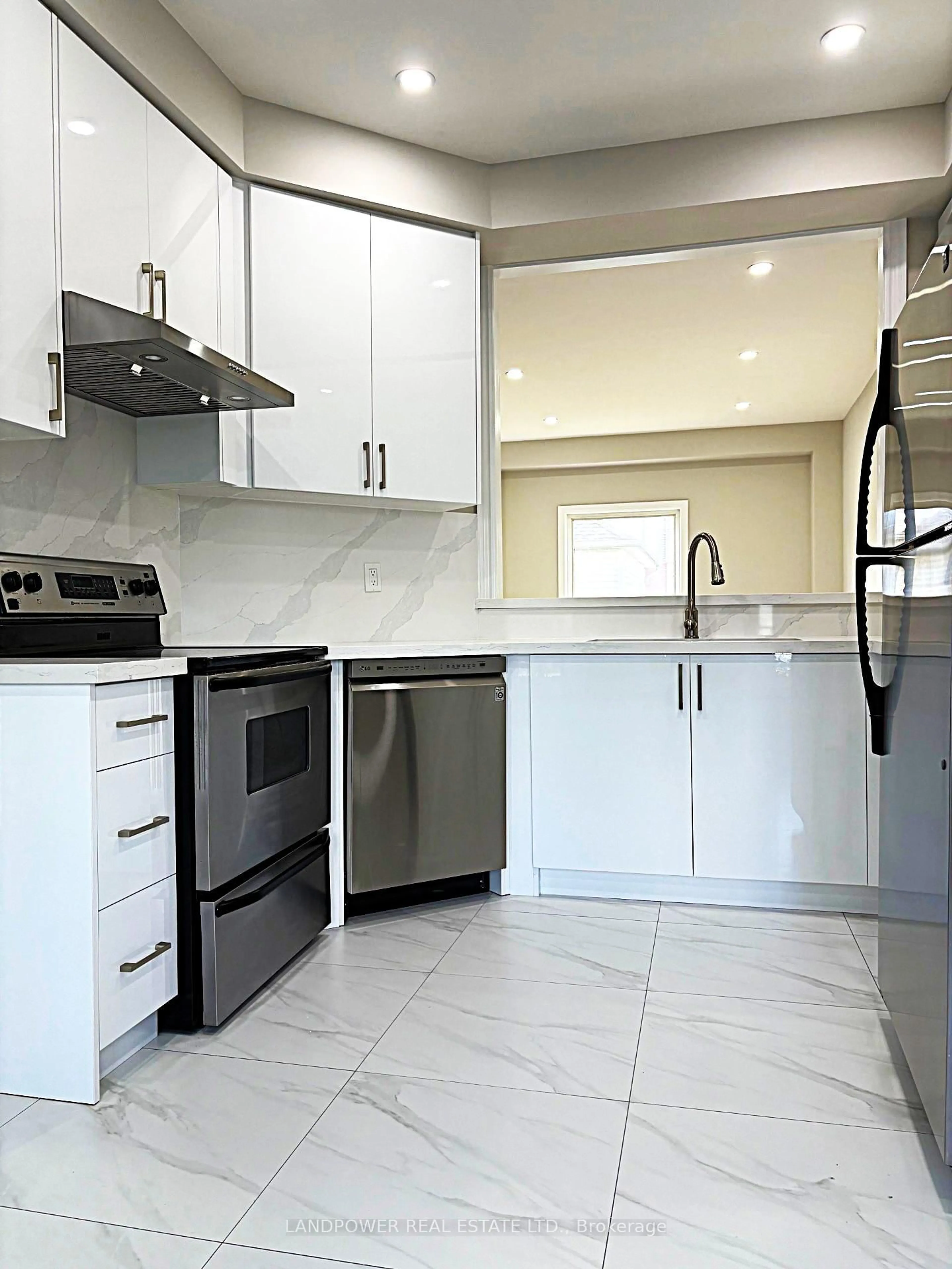 Standard kitchen, ceramic/tile floor for 447 Hollandview Tr, Aurora Ontario L4G 7N4