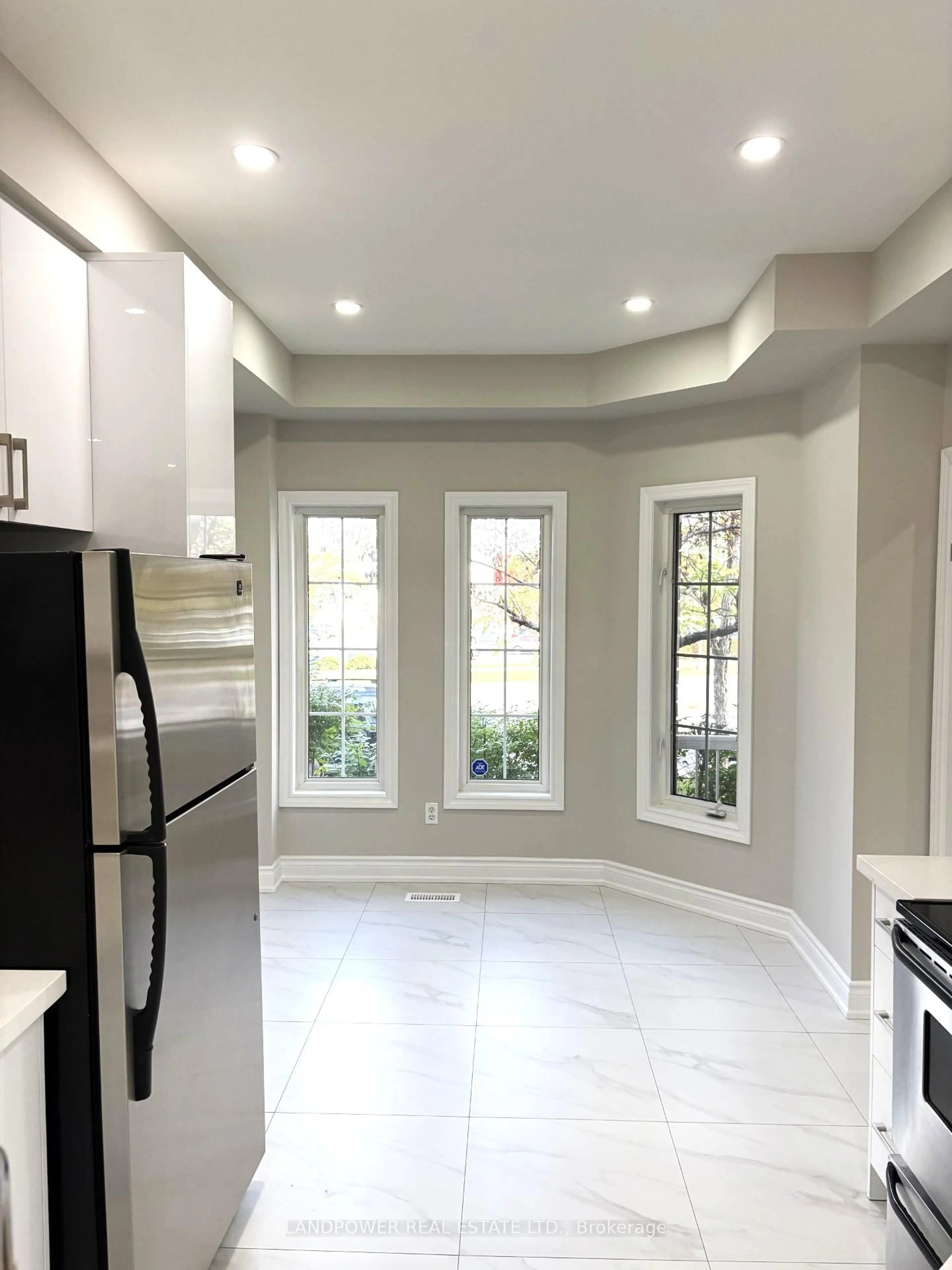 Open concept kitchen, ceramic/tile floor for 447 Hollandview Tr, Aurora Ontario L4G 7N4