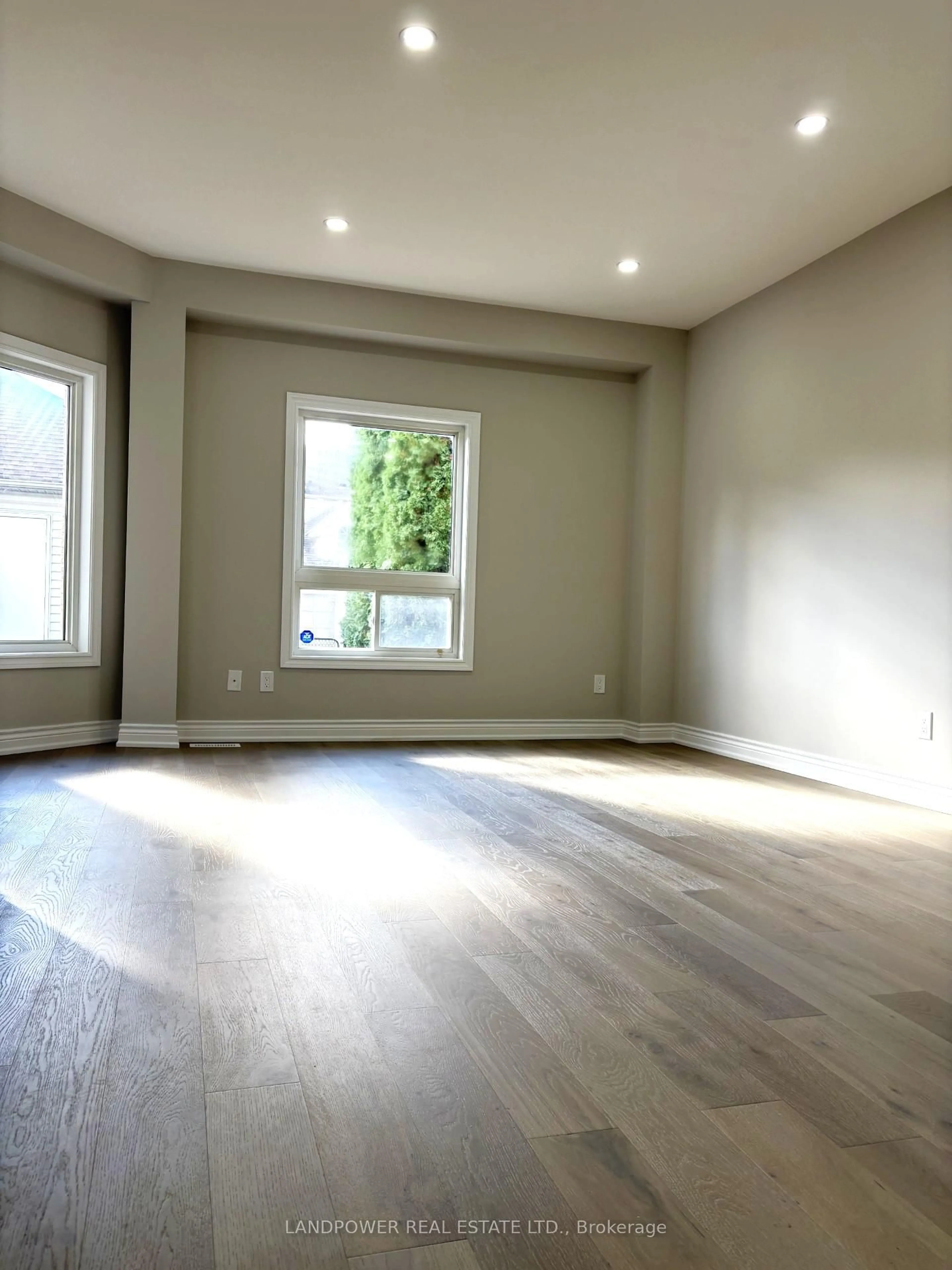 A pic of a room for 447 Hollandview Tr, Aurora Ontario L4G 7N4