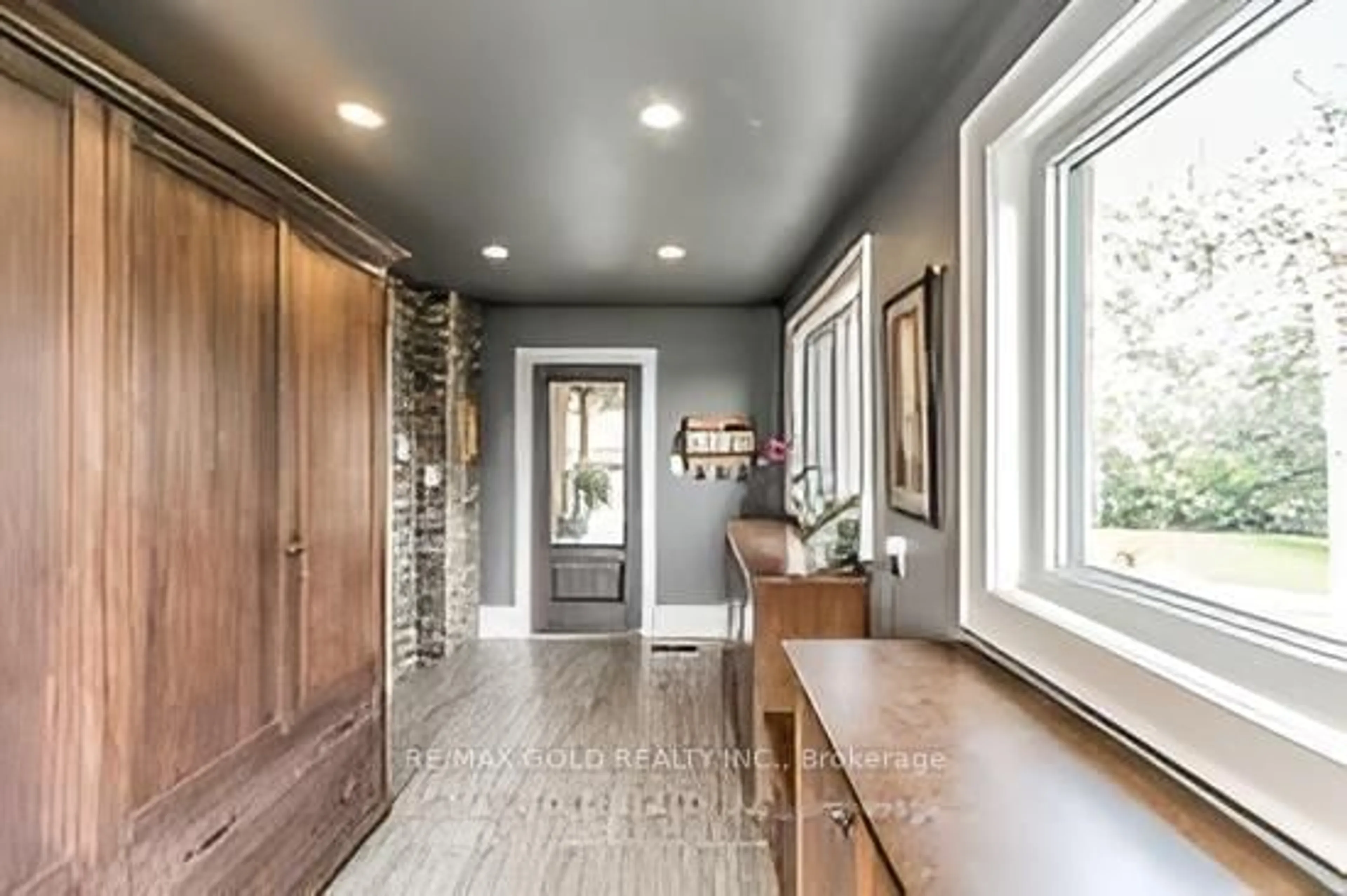 Indoor entryway for 10258 Highway 9, Adjala-Tosorontio Ontario L0G 1L0