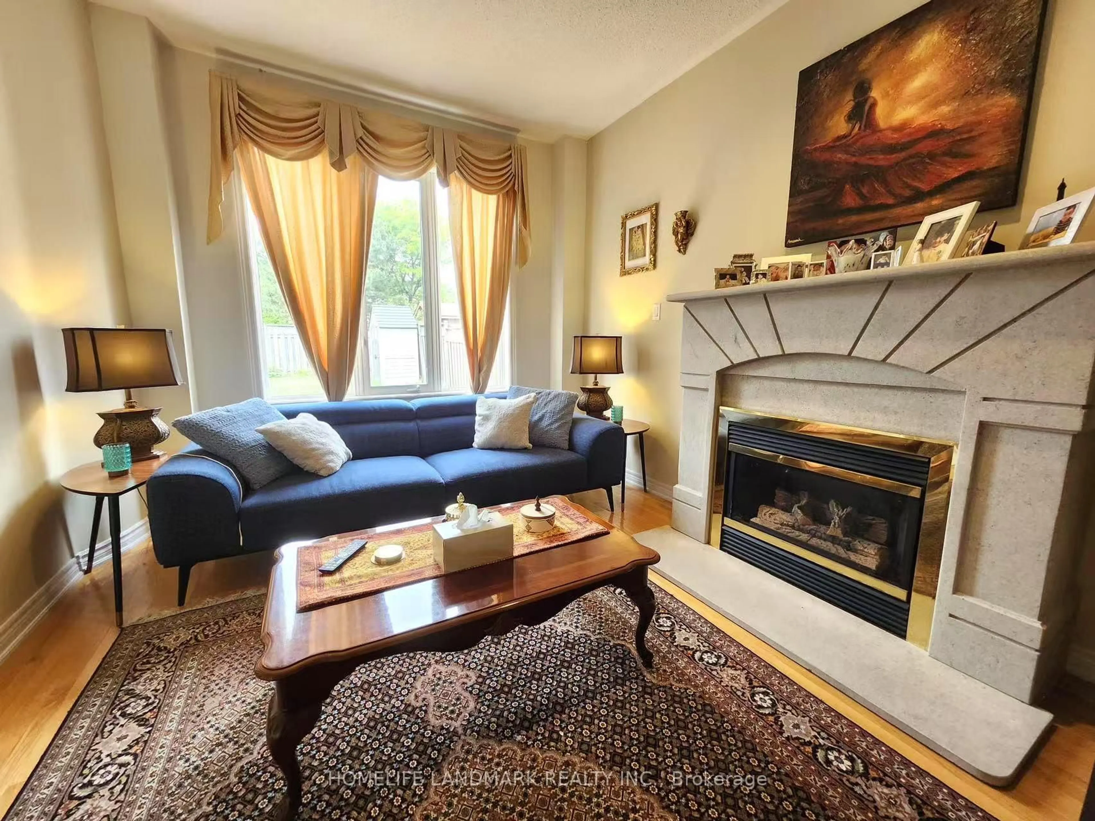 Living room with furniture, wood/laminate floor for 25 Lord Nelson Crt, Richmond Hill Ontario L4S 1Y2