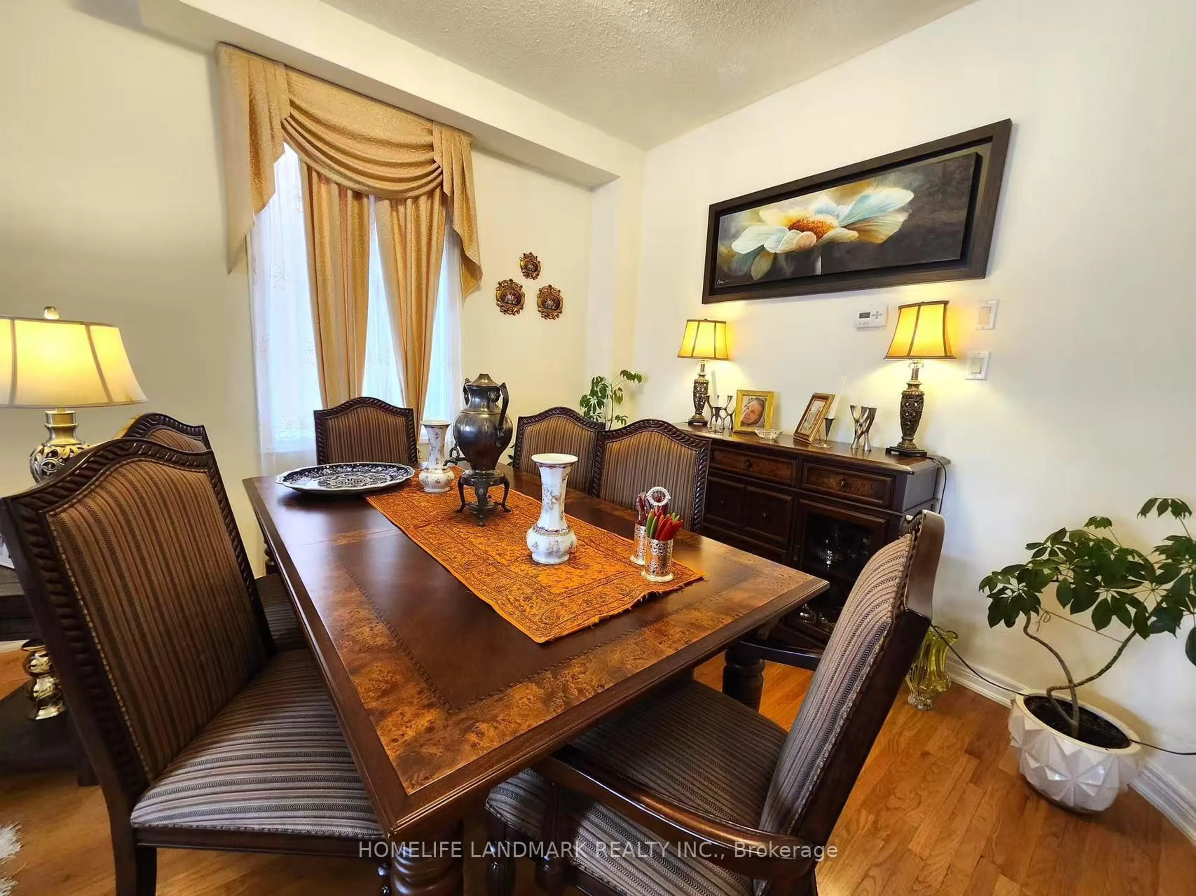 Dining room, wood/laminate floor for 25 Lord Nelson Crt, Richmond Hill Ontario L4S 1Y2