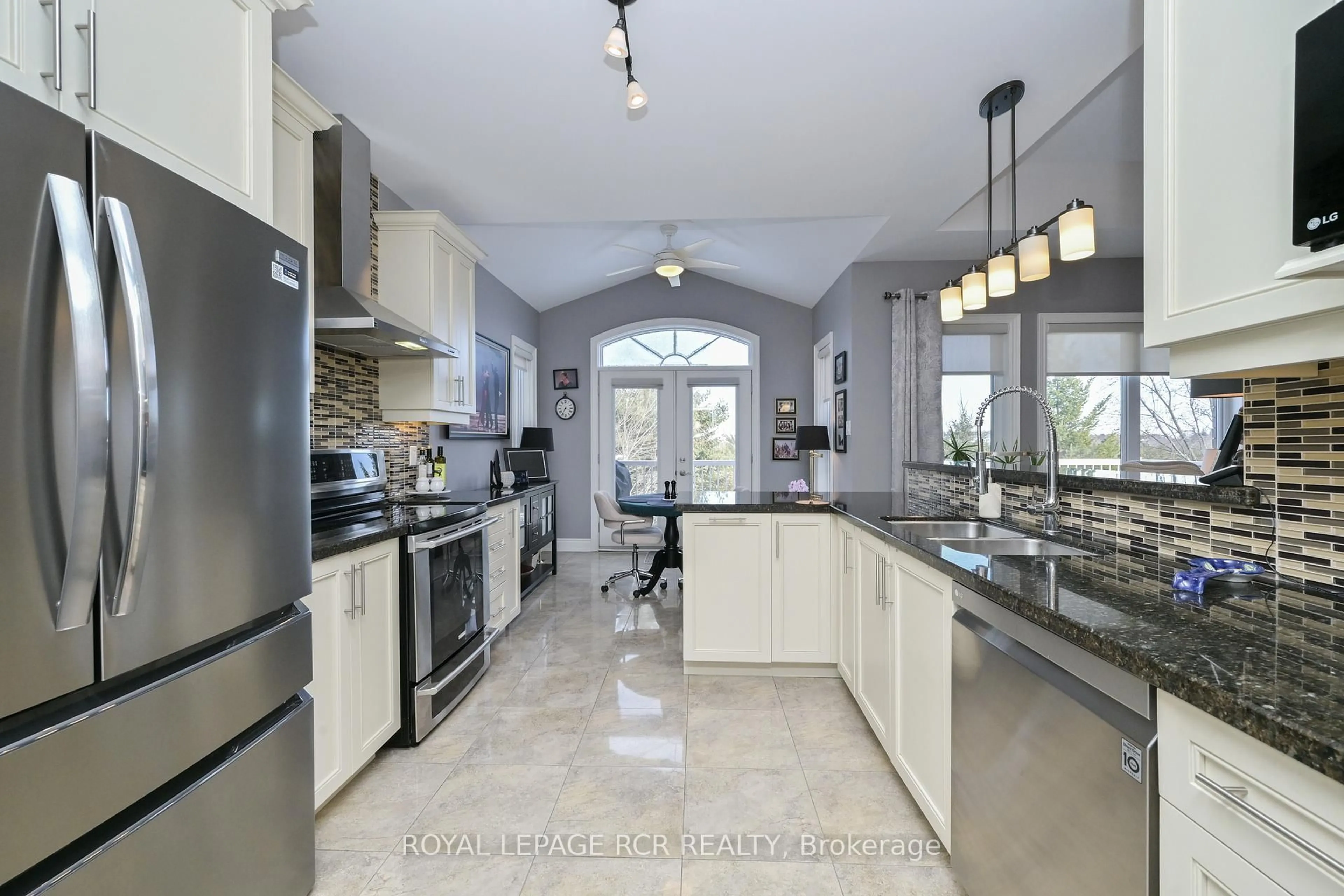 Open concept kitchen, ceramic/tile floor for 141 Ridge Way, New Tecumseth Ontario L9R 0H3