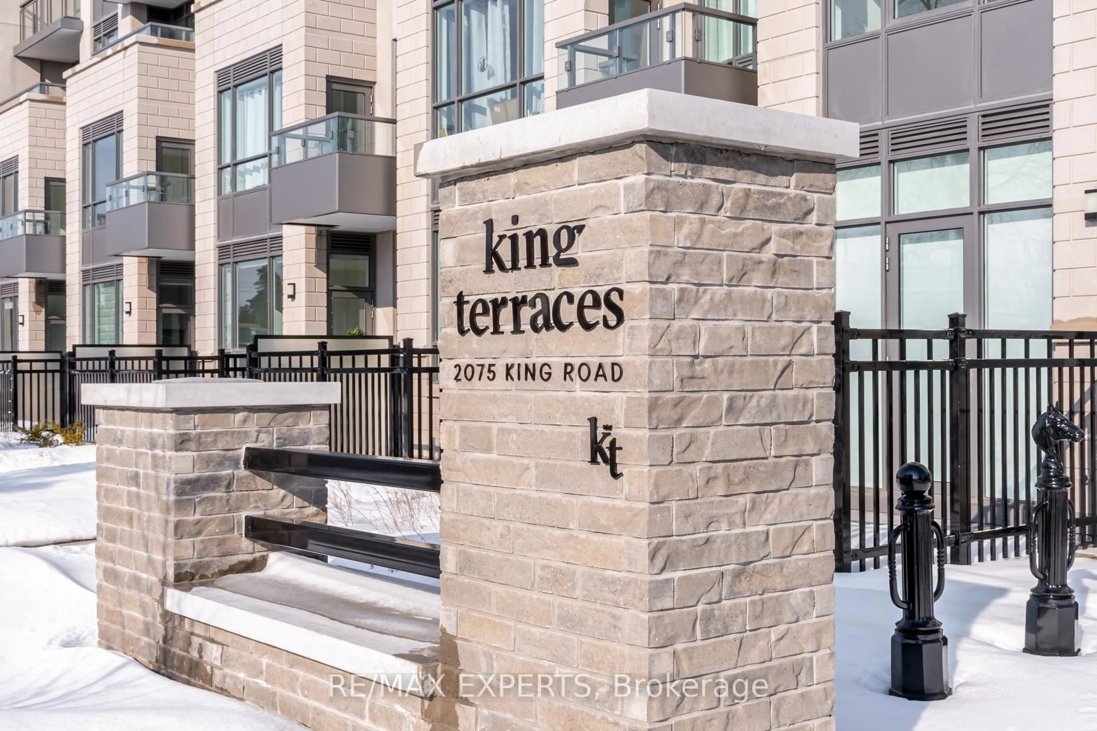 Indoor entryway for 2075 King Rd #336, King Ontario L7B 0R6