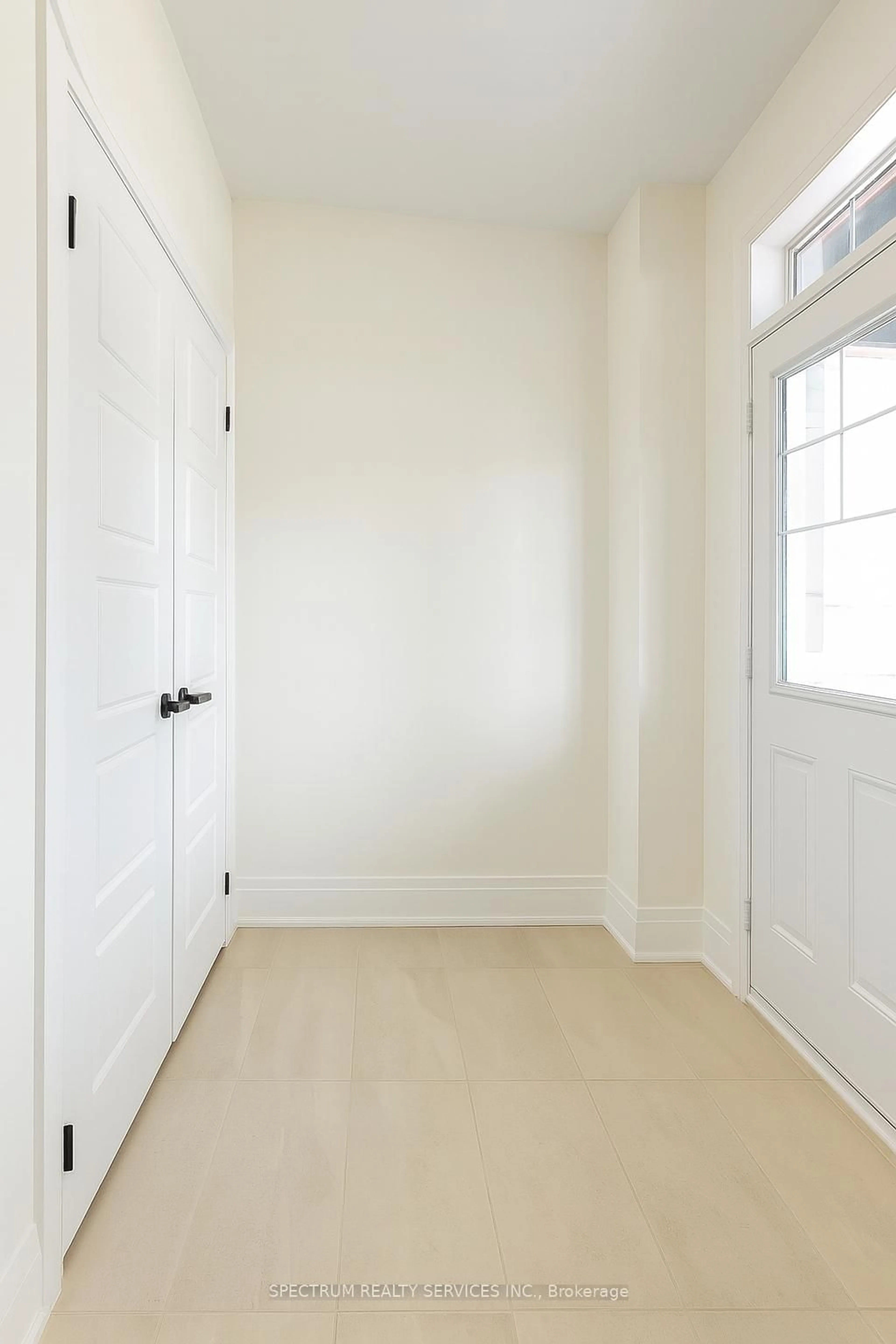 Indoor entryway for 1485 Tomkins Rd, Innisfil Ontario L9S 0M8