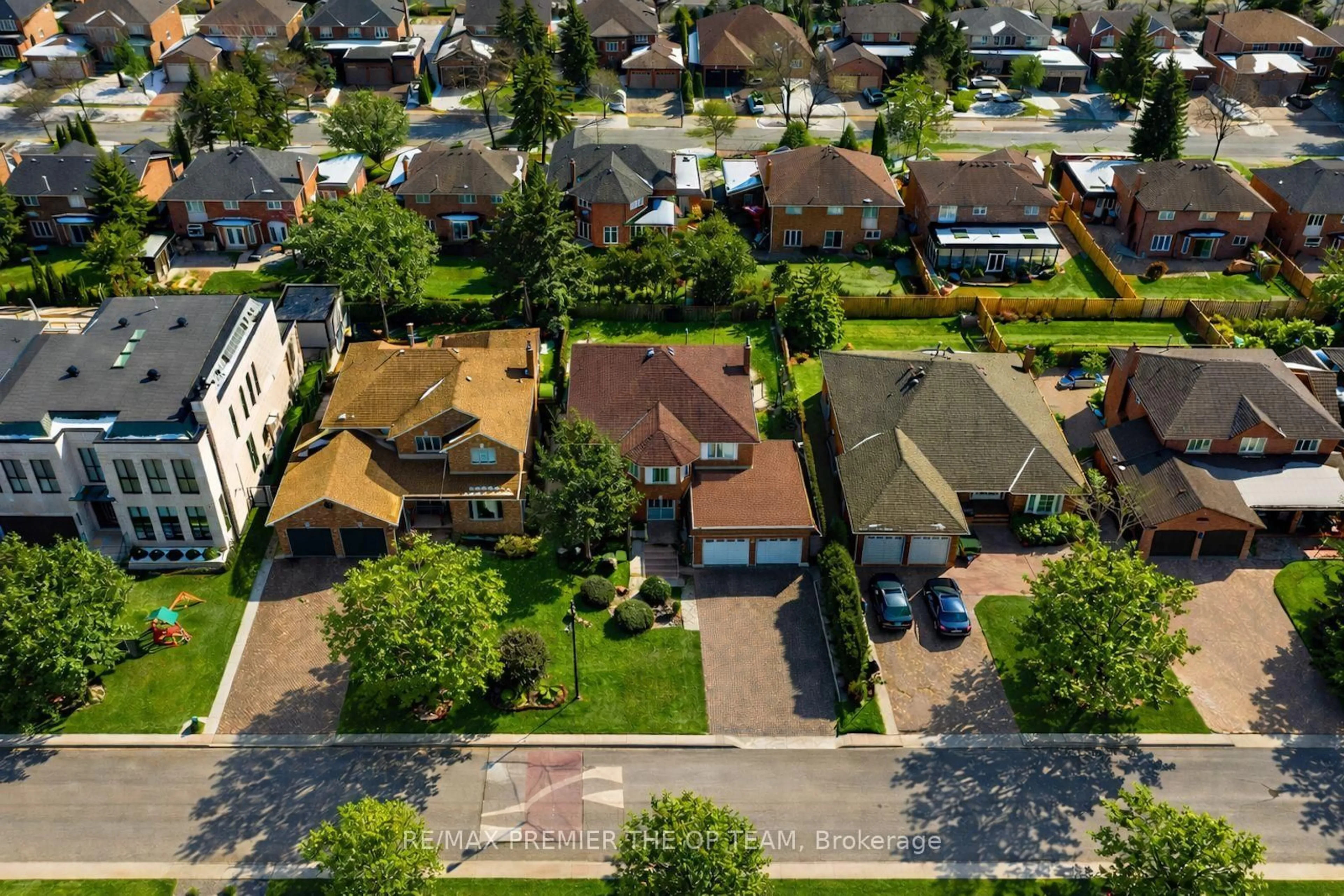 A pic from outside/outdoor area/front of a property/back of a property/a pic from drone, street for 55 Fifth Ave, Vaughan Ontario L4L 6Z5