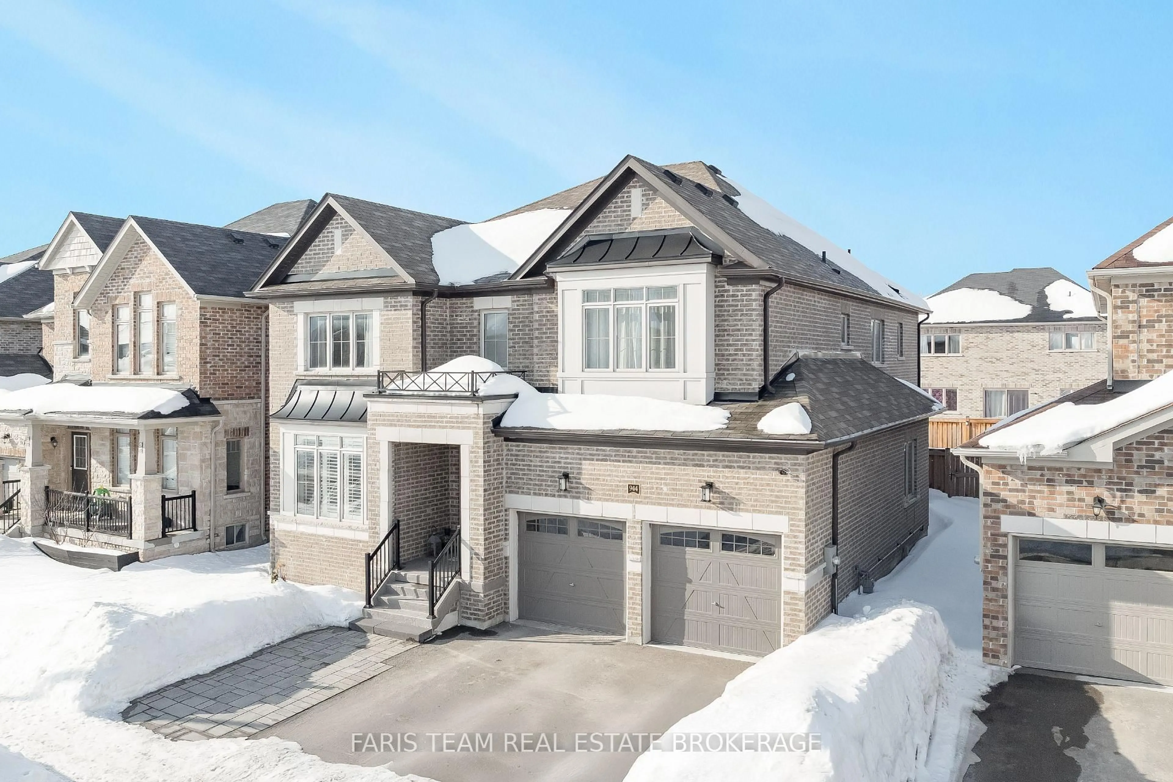 A pic from outside/outdoor area/front of a property/back of a property/a pic from drone, street for 944 Larter St, Innisfil Ontario L9S 0N4