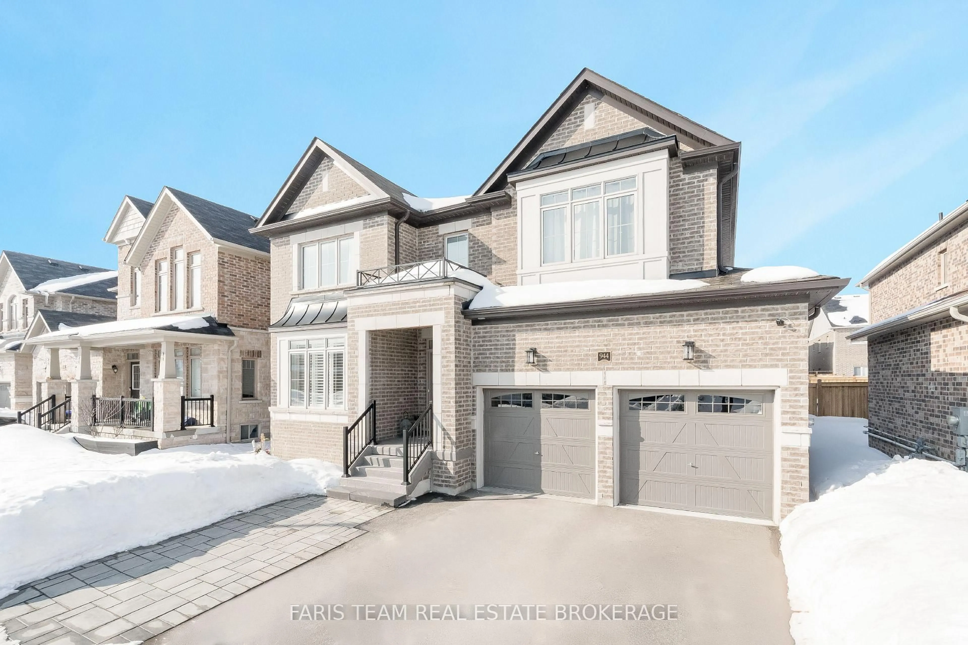 Home with brick exterior material, street for 944 Larter St, Innisfil Ontario L9S 0N4