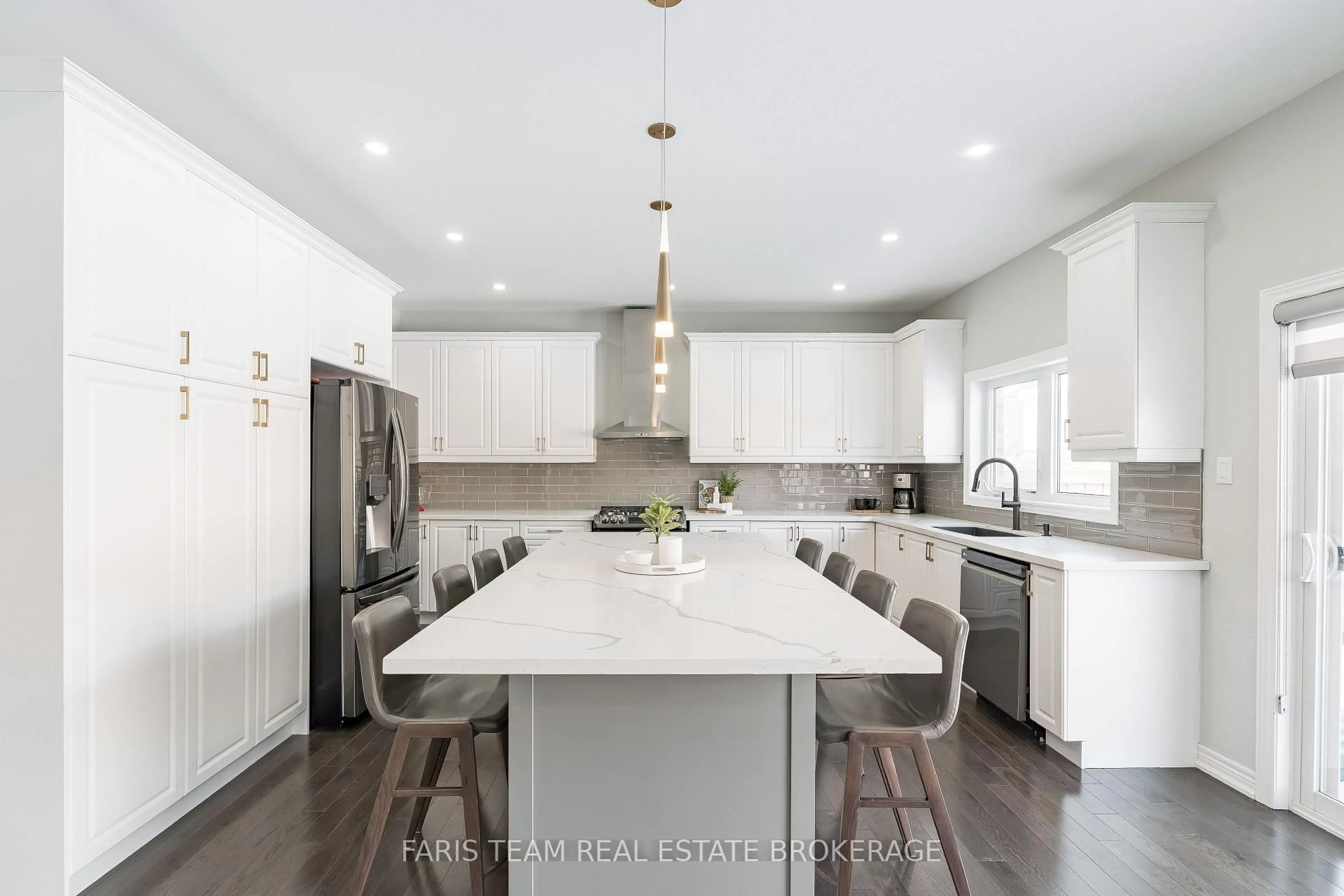 Contemporary kitchen, unknown for 944 Larter St, Innisfil Ontario L9S 0N4