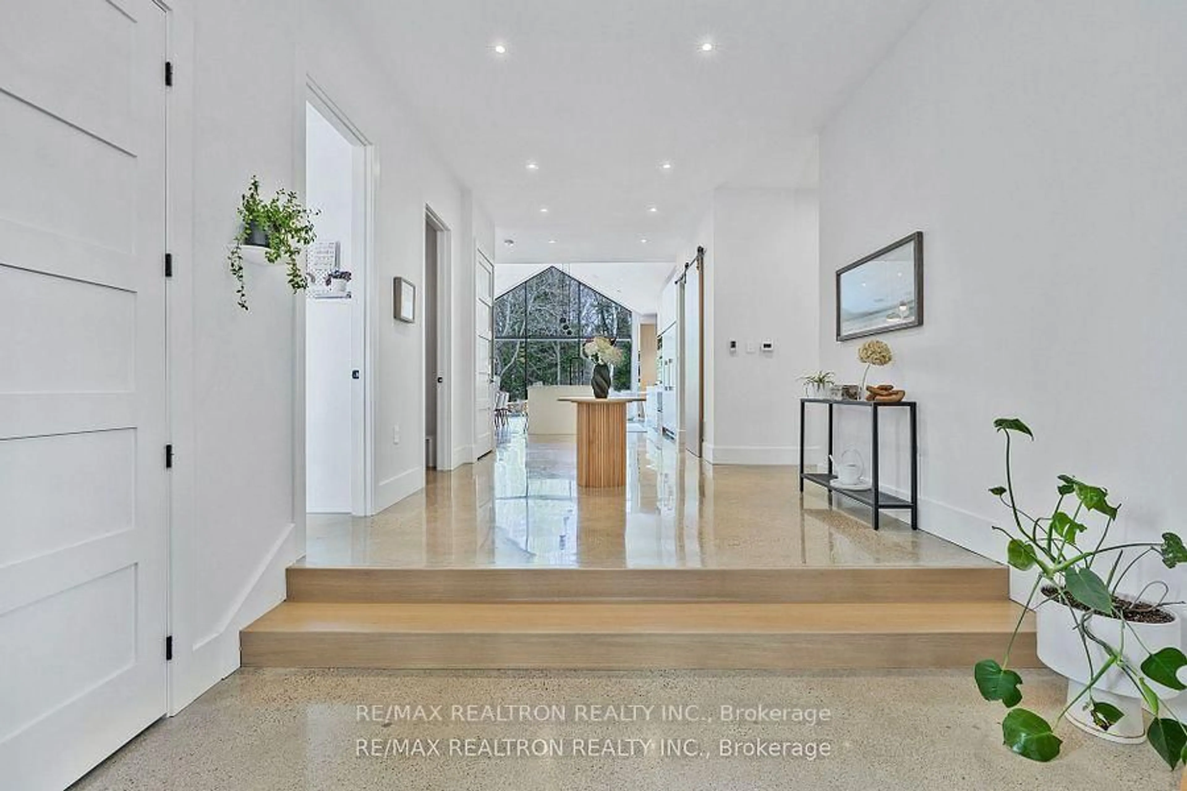 Indoor foyer for 12 Morgans Rd, East Gwillimbury Ontario L9N 0E7