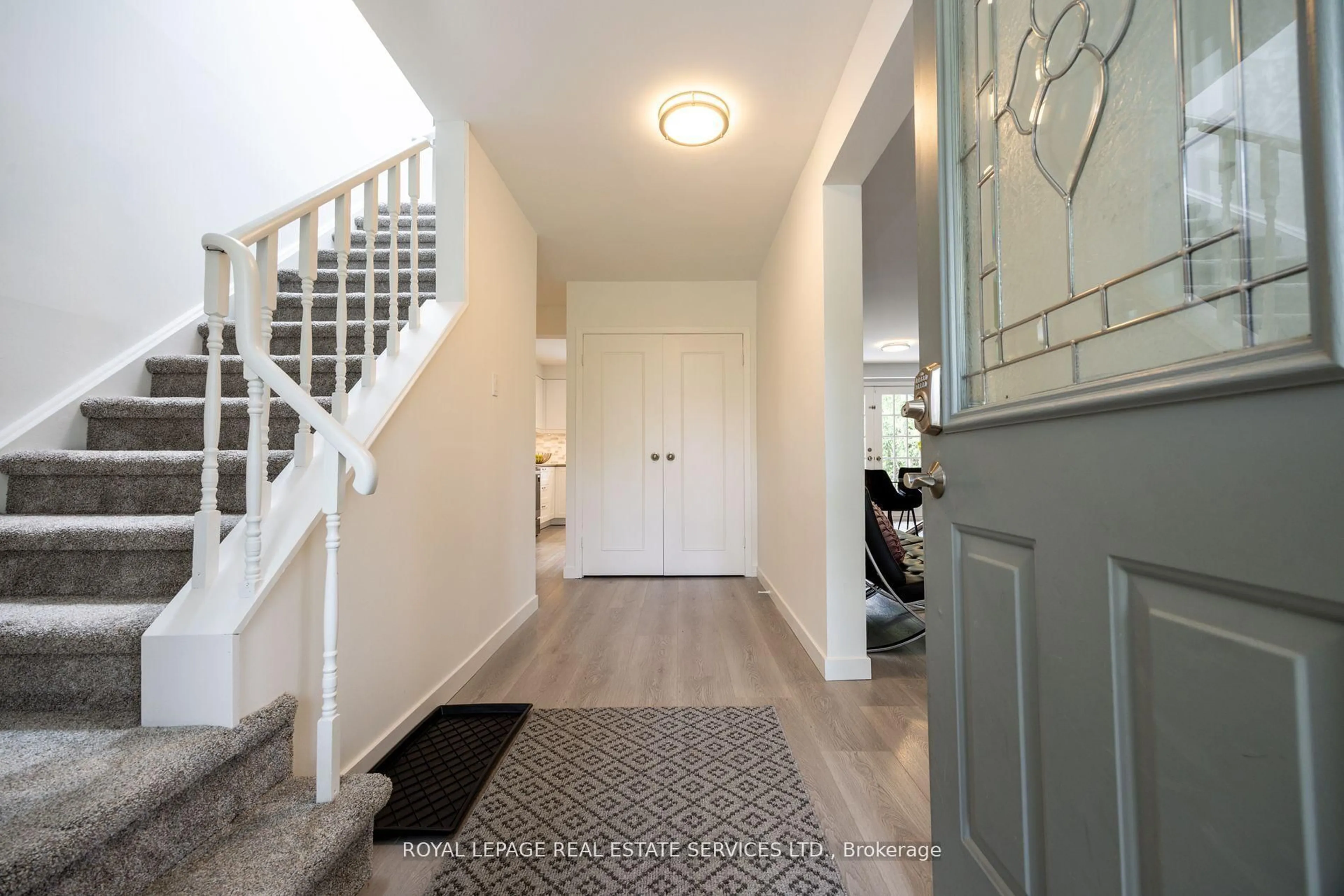 Indoor entryway for 198 Romfield Crct, Markham Ontario L3T 3J1