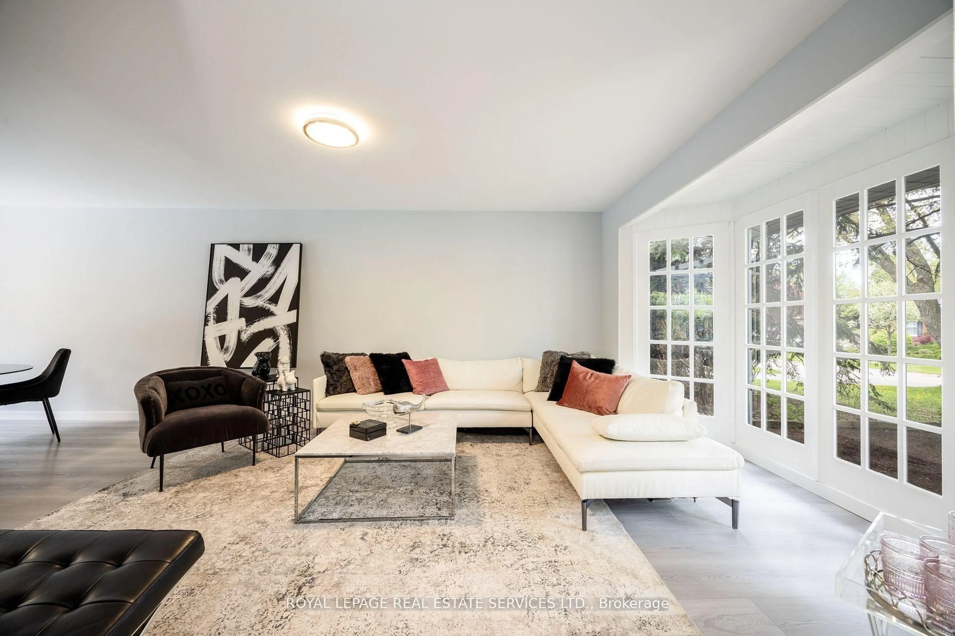 Living room with furniture, unknown for 198 Romfield Crct, Markham Ontario L3T 3J1