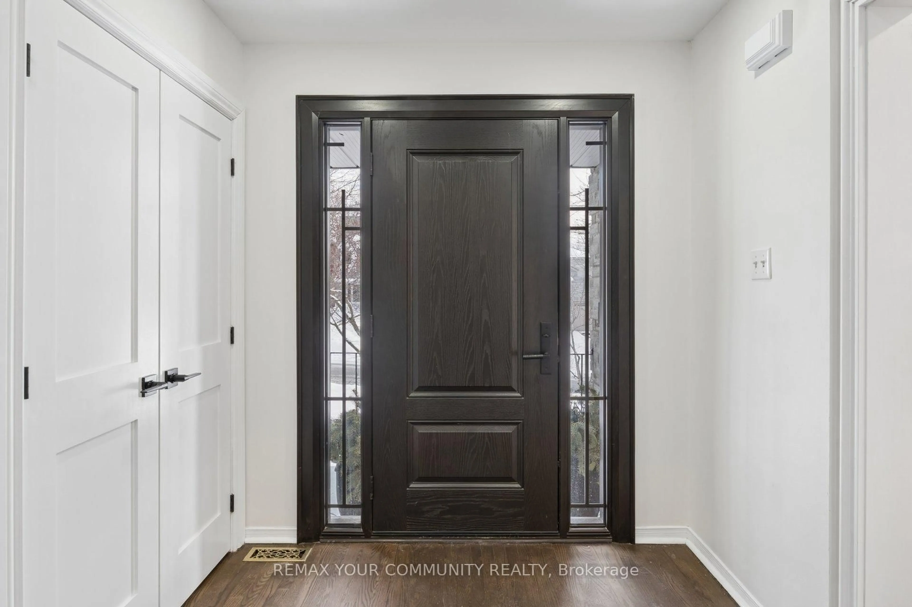 Indoor entryway for 16 Autumn Way, Aurora Ontario L4G 4P1