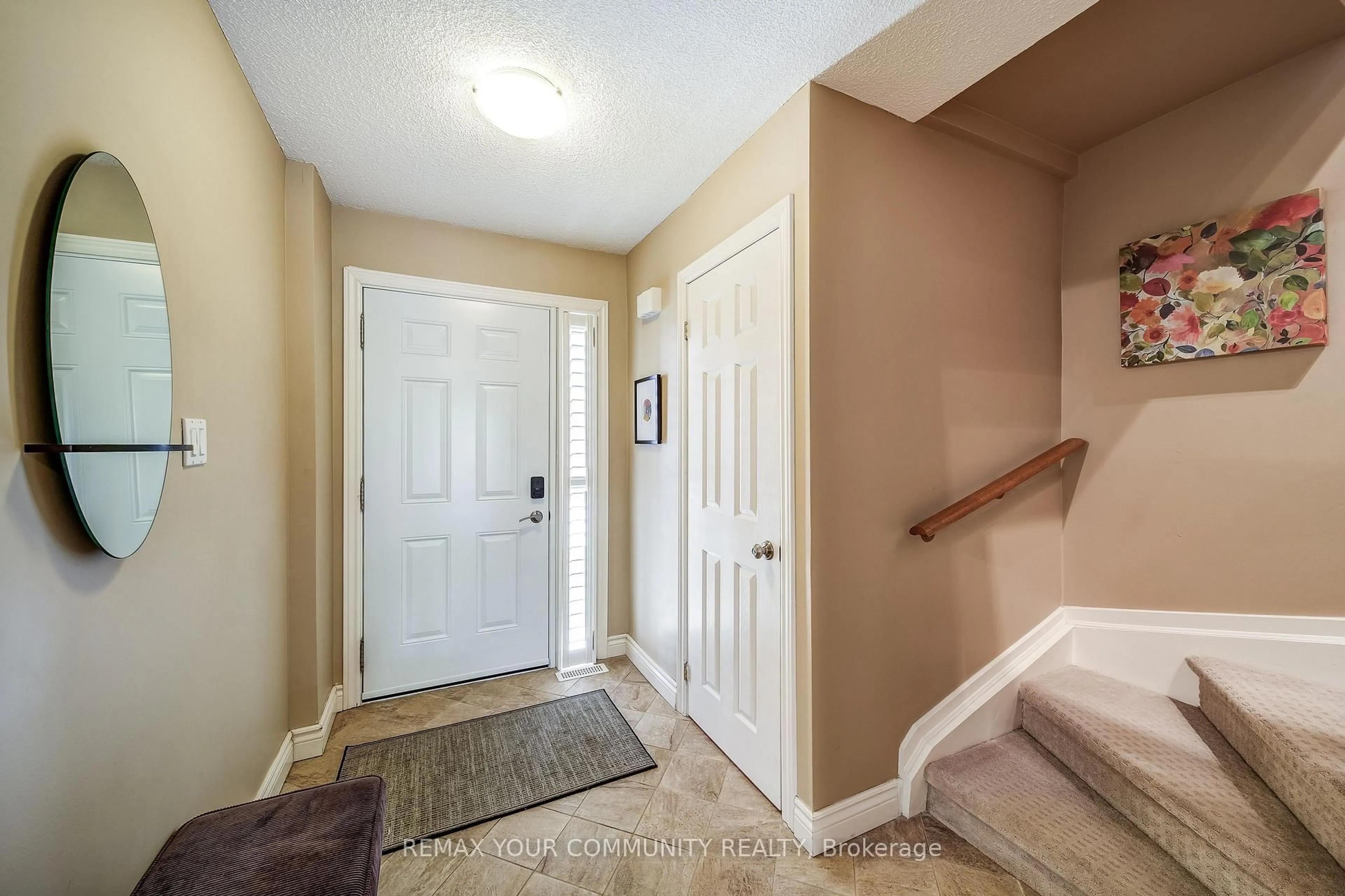 Indoor entryway for 115 Avenue Rd #10, Richmond Hill Ontario L4C 9N2