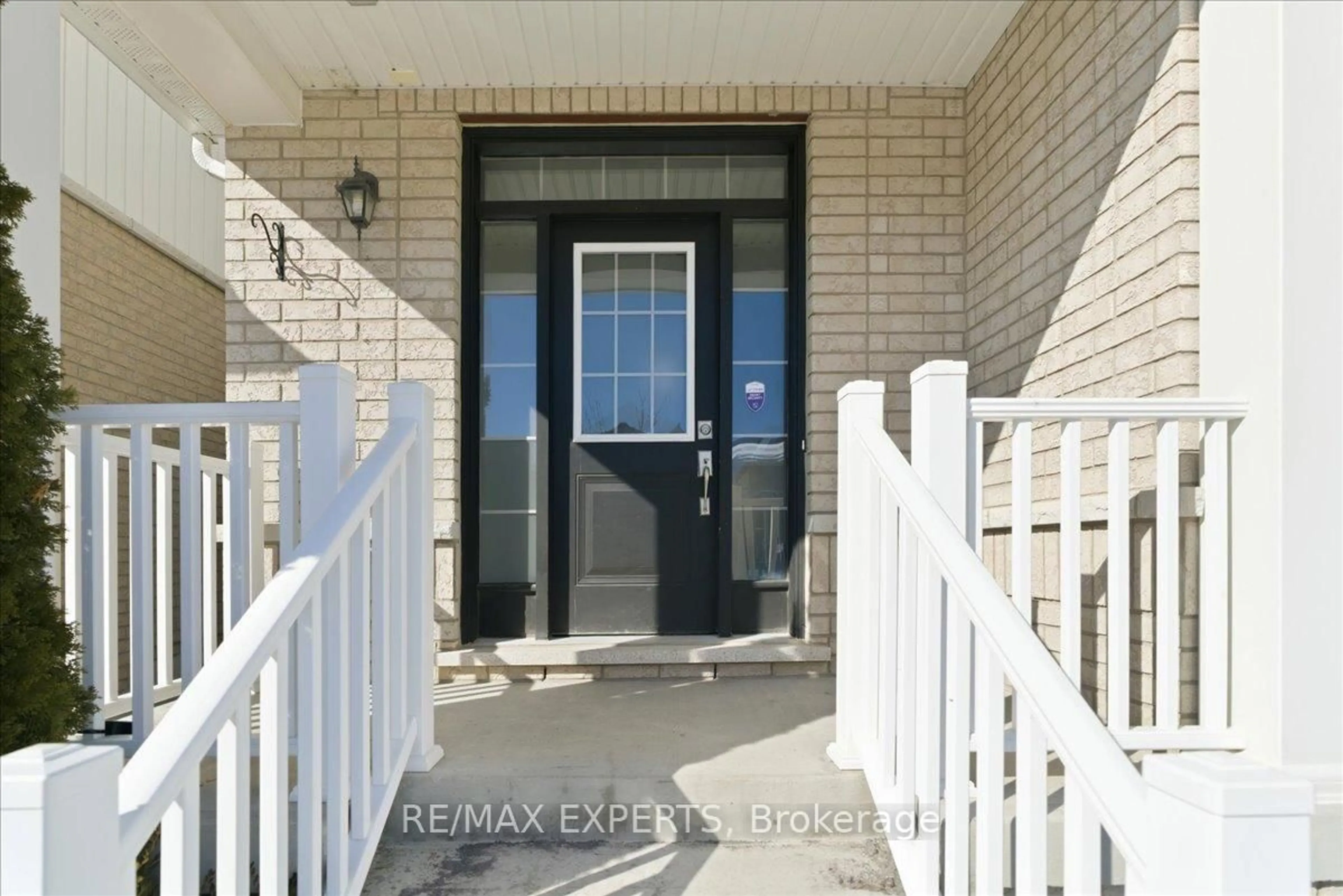 Indoor entryway for 10 Mccabe Lane, New Tecumseth Ontario L0G 1W0