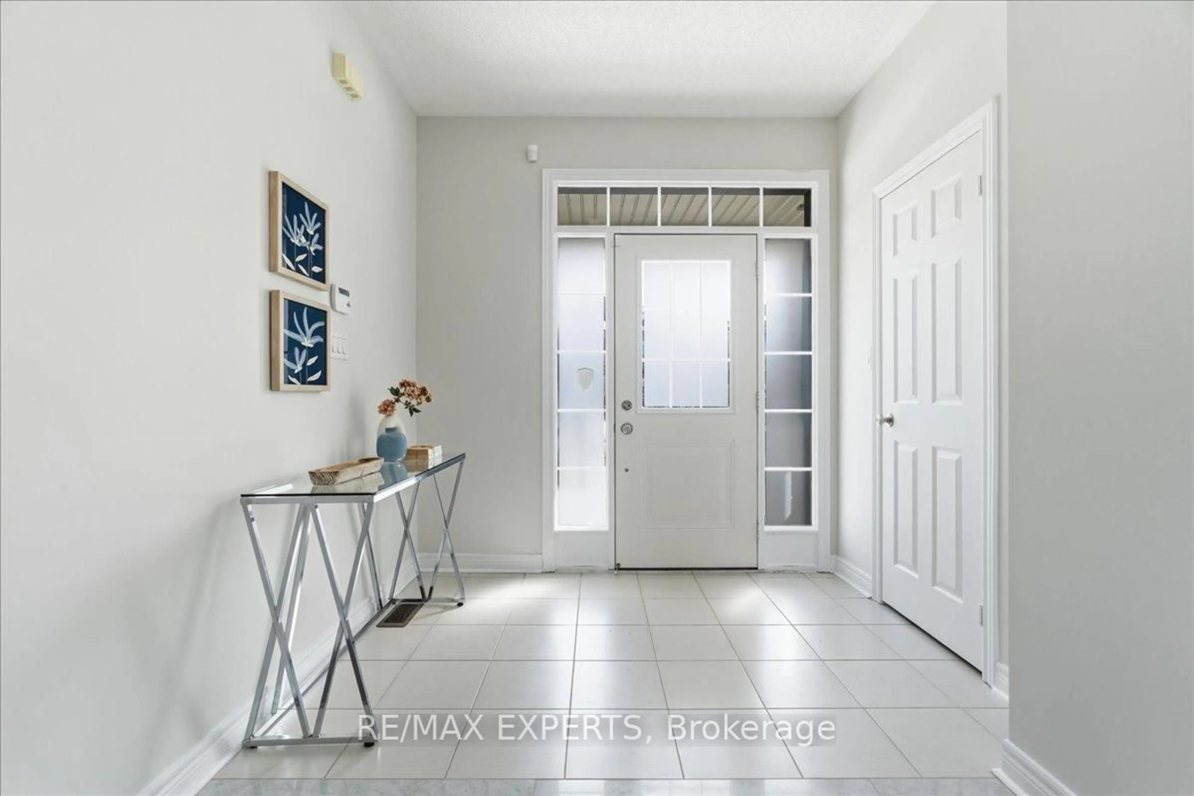 Indoor entryway for 10 Mccabe Lane, New Tecumseth Ontario L0G 1W0