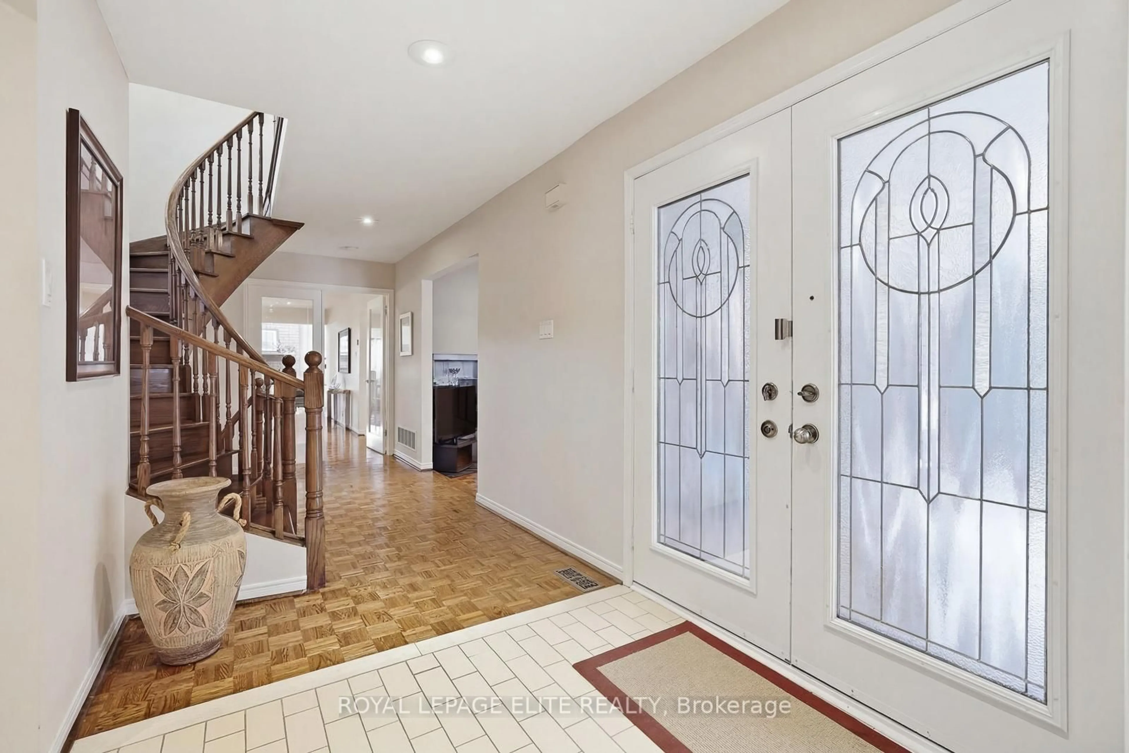 Indoor entryway for 14 Glenoaks Crt, Vaughan Ontario L4J 6N7