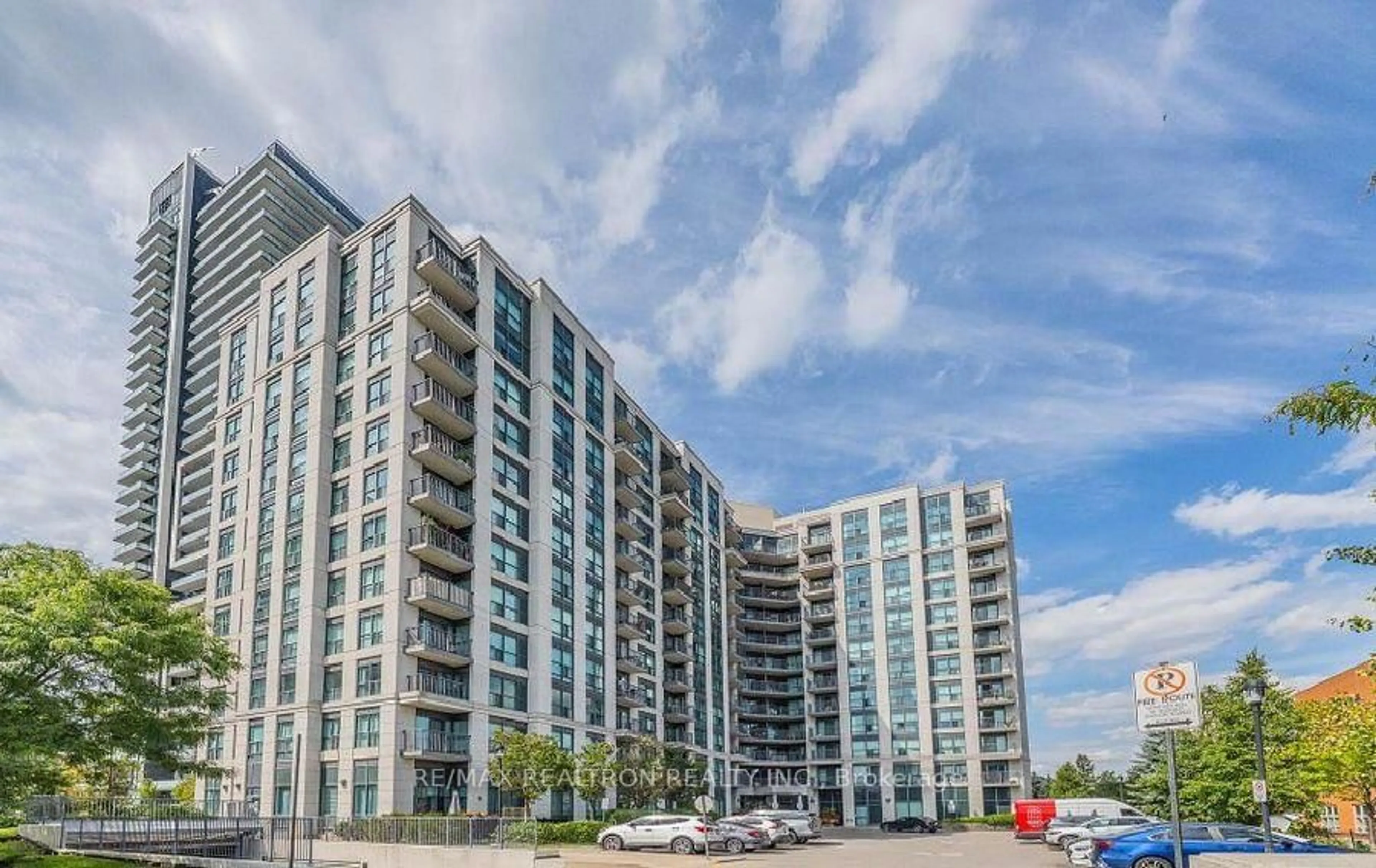 A pic from outside/outdoor area/front of a property/back of a property/a pic from drone, building for 185 Oneida Cres #708, Richmond Hill Ontario L4B 0B1