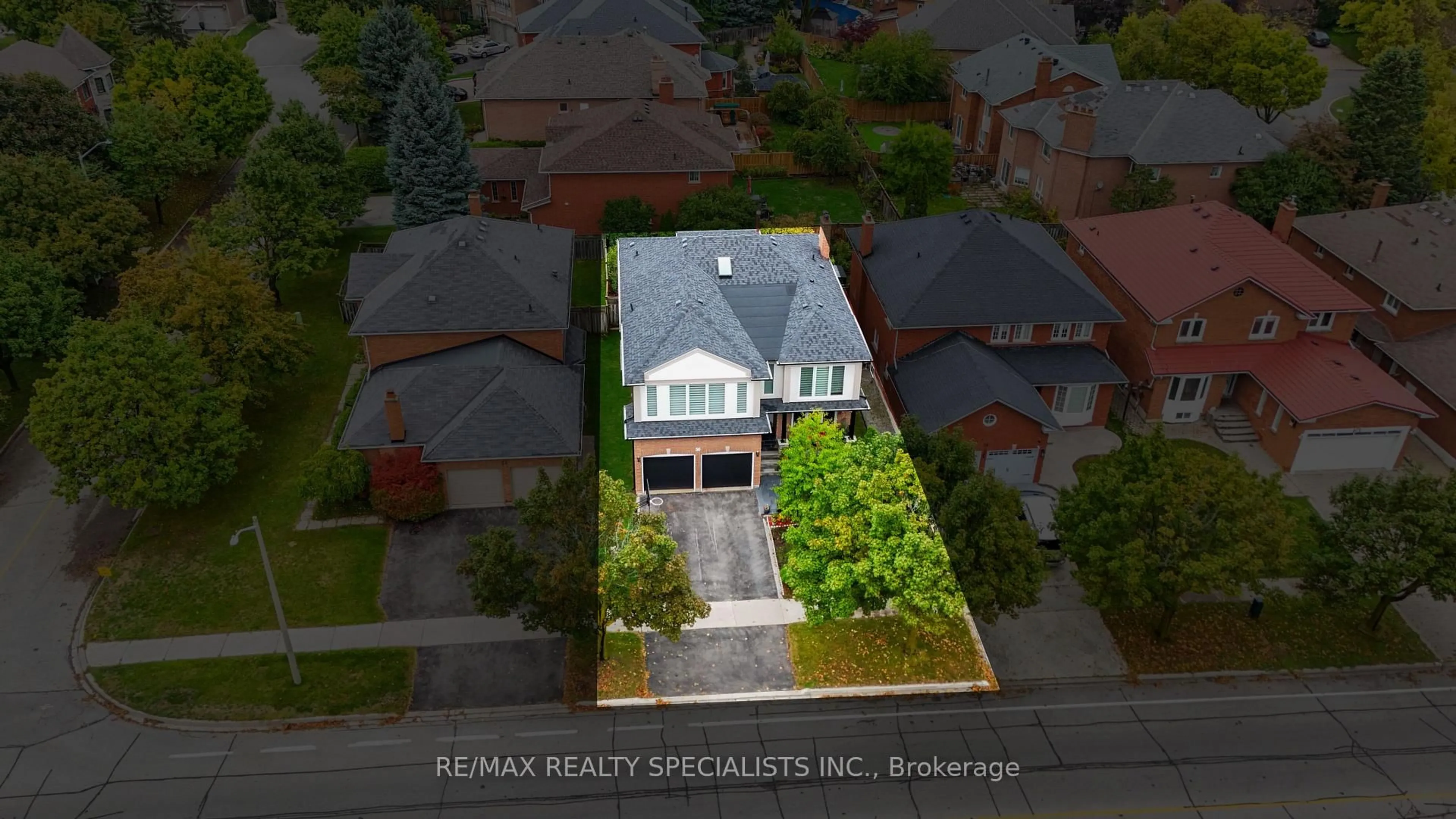A pic from outside/outdoor area/front of a property/back of a property/a pic from drone, street for 36 Devonsleigh Blvd, Richmond Hill Ontario L4S 1H4