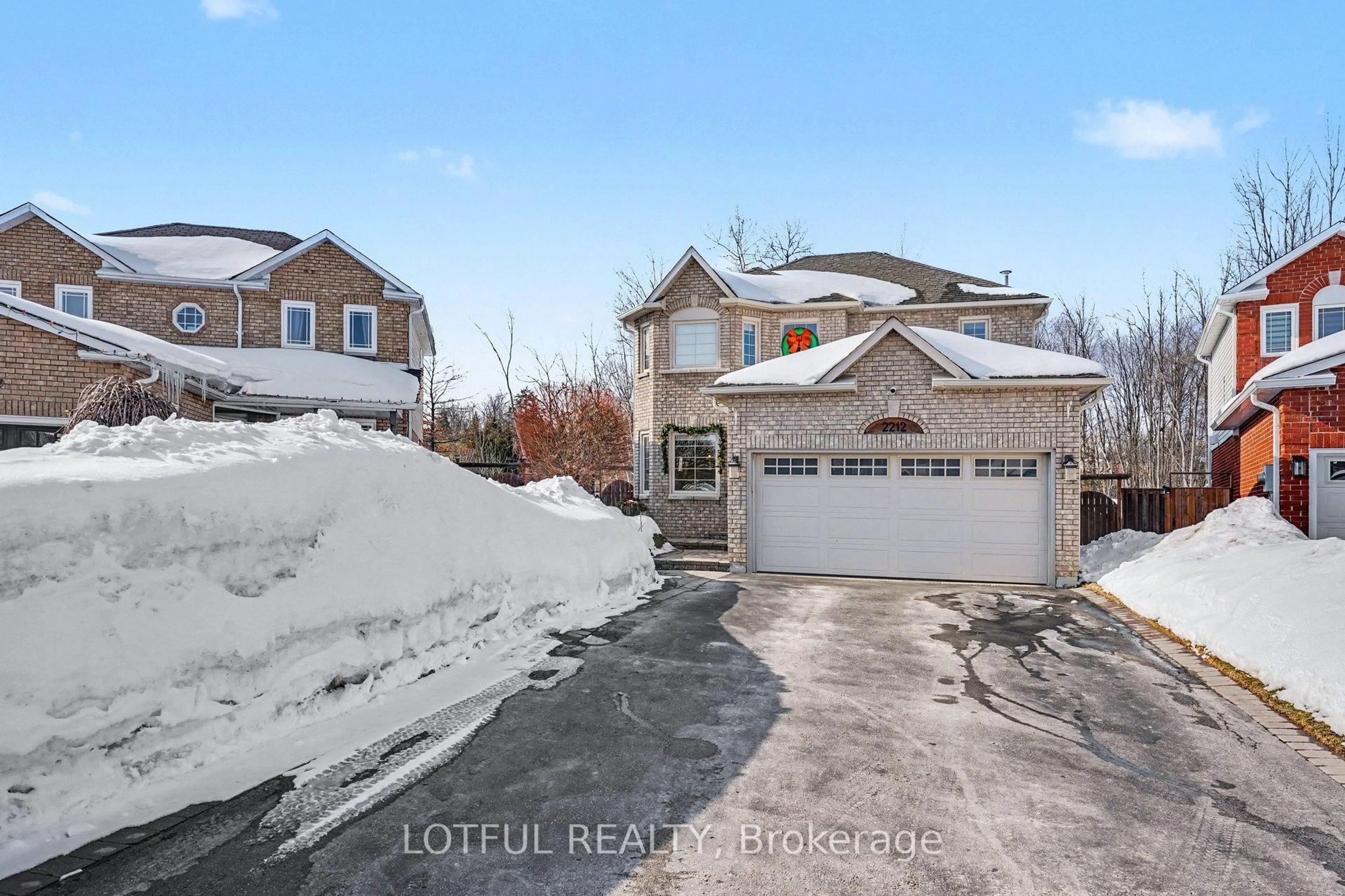 A pic from outside/outdoor area/front of a property/back of a property/a pic from drone, street for 2212 Chalmers Cres, Innisfil Ontario L9S 1Y6