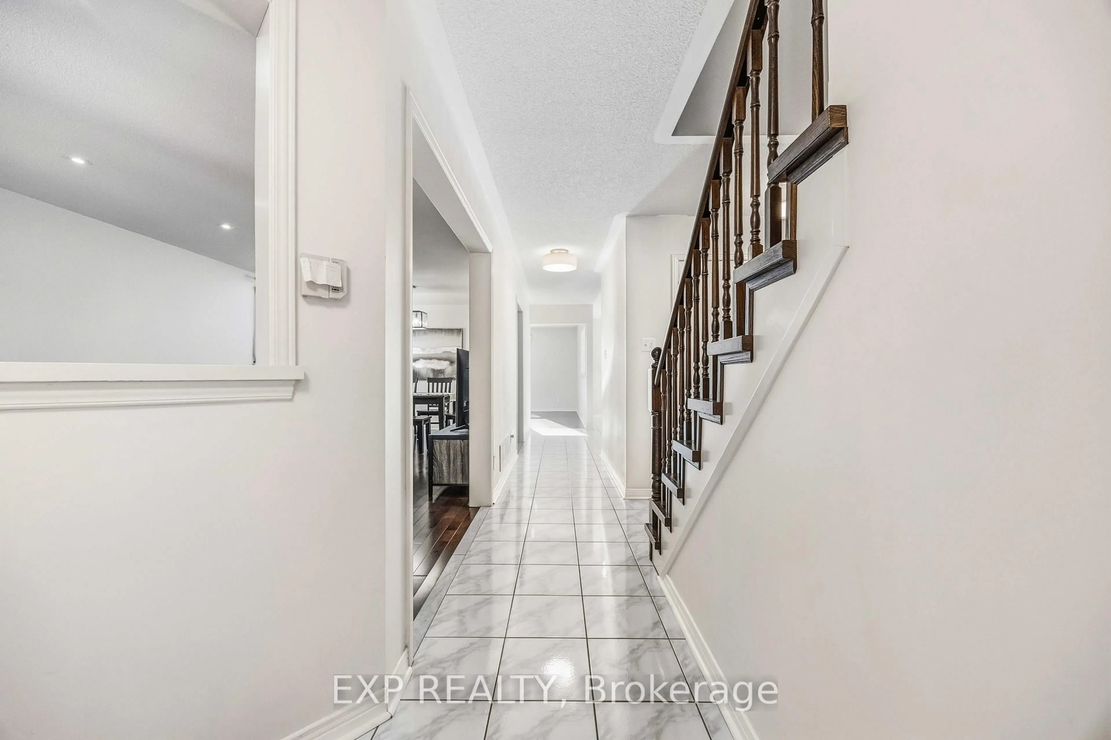 Indoor entryway for 117 Halterwood Circ, Markham Ontario L3P 7T3