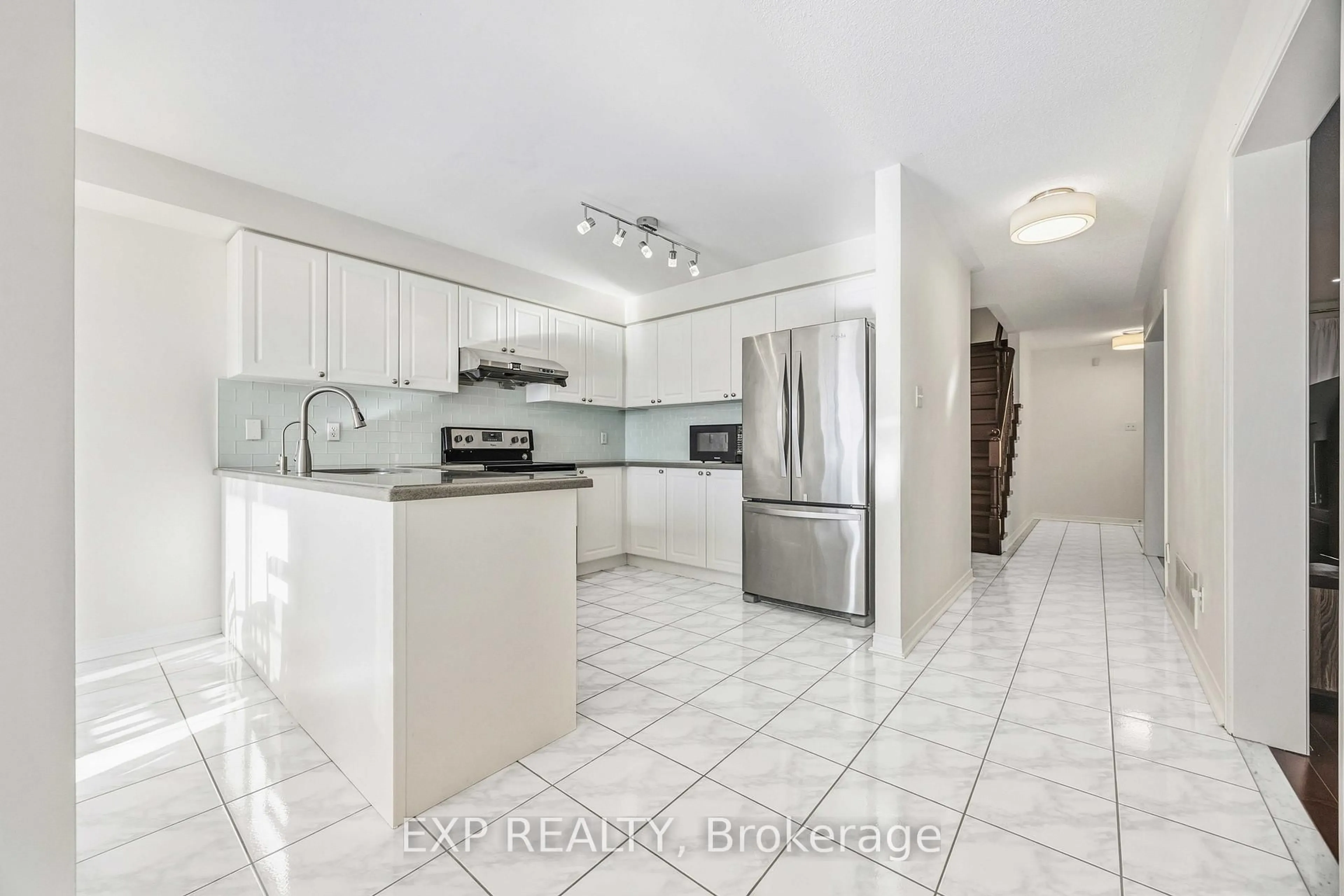 Open concept kitchen, ceramic/tile floor for 117 Halterwood Circ, Markham Ontario L3P 7T3