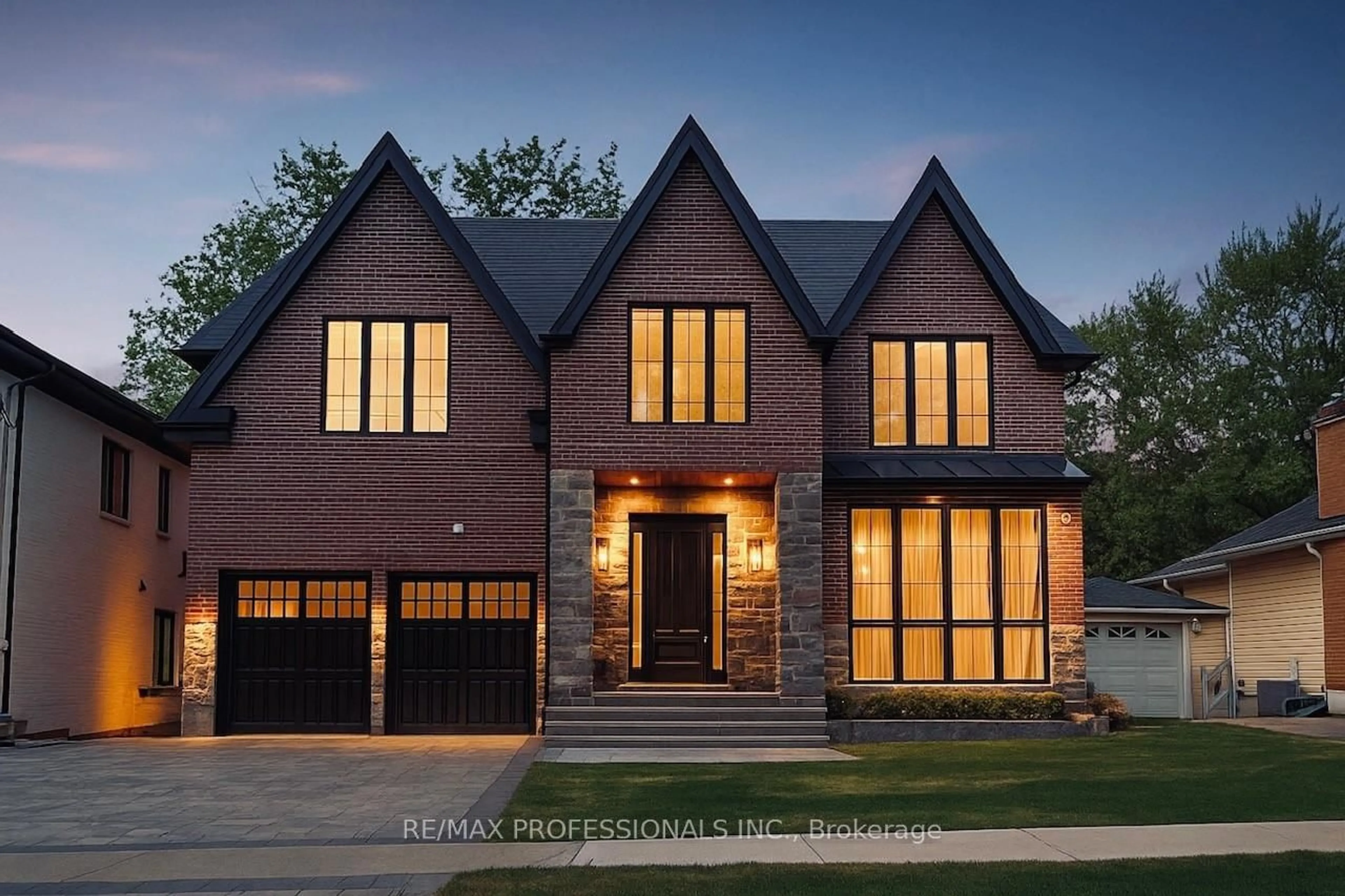 Home with brick exterior material, street for 152 Wells St, Aurora Ontario L4G 1T7