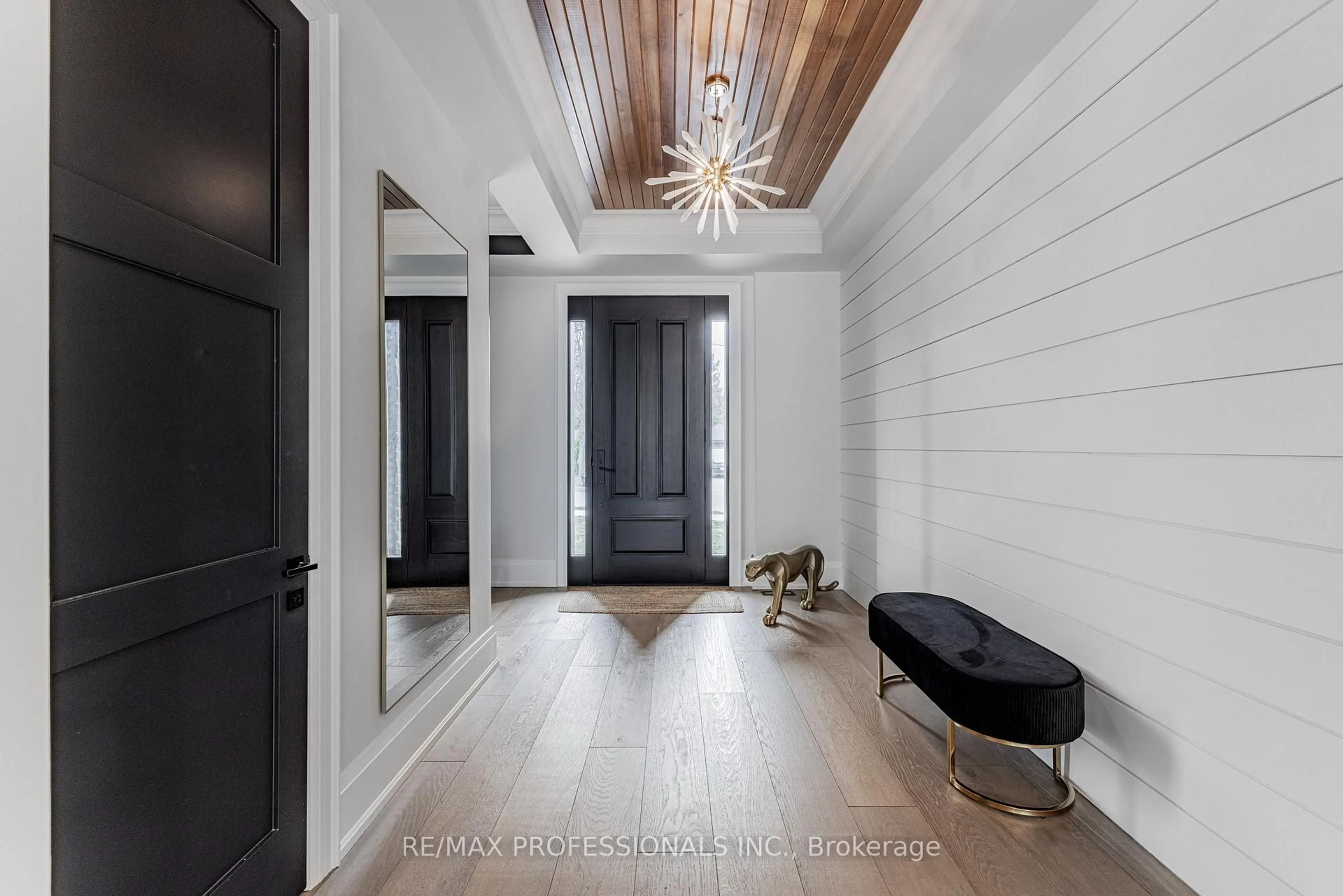 Indoor entryway for 152 Wells St, Aurora Ontario L4G 1T7