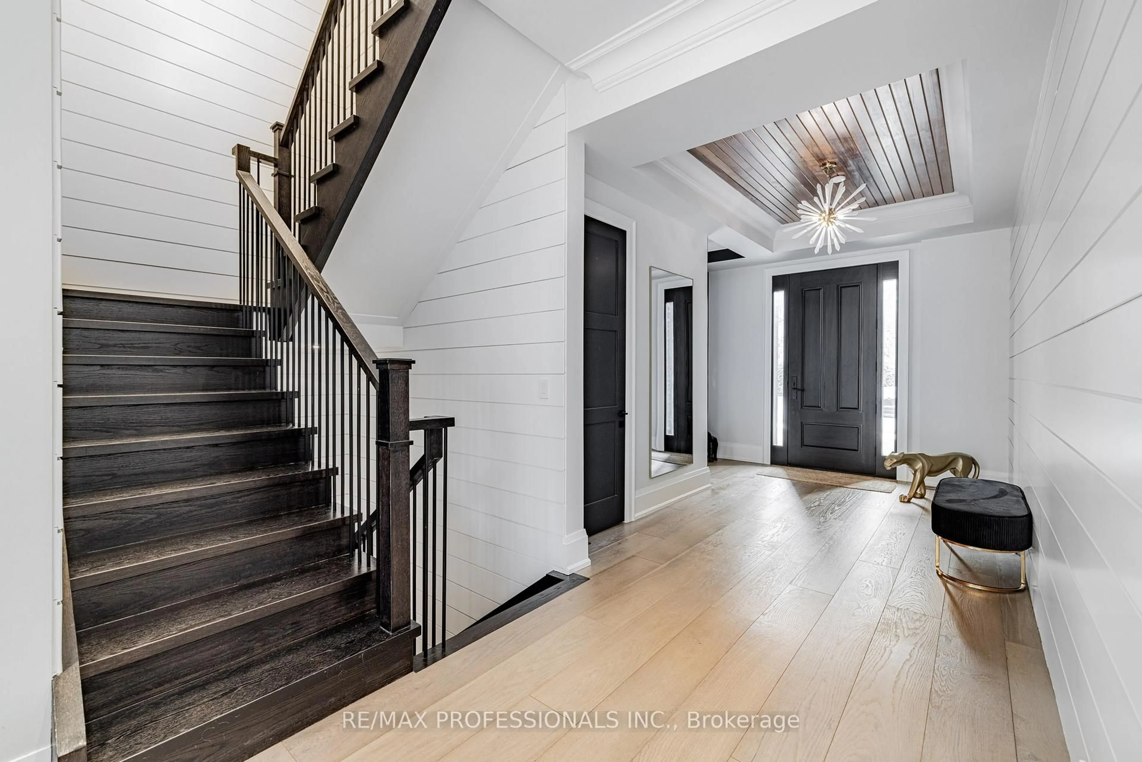 Indoor entryway for 152 Wells St, Aurora Ontario L4G 1T7