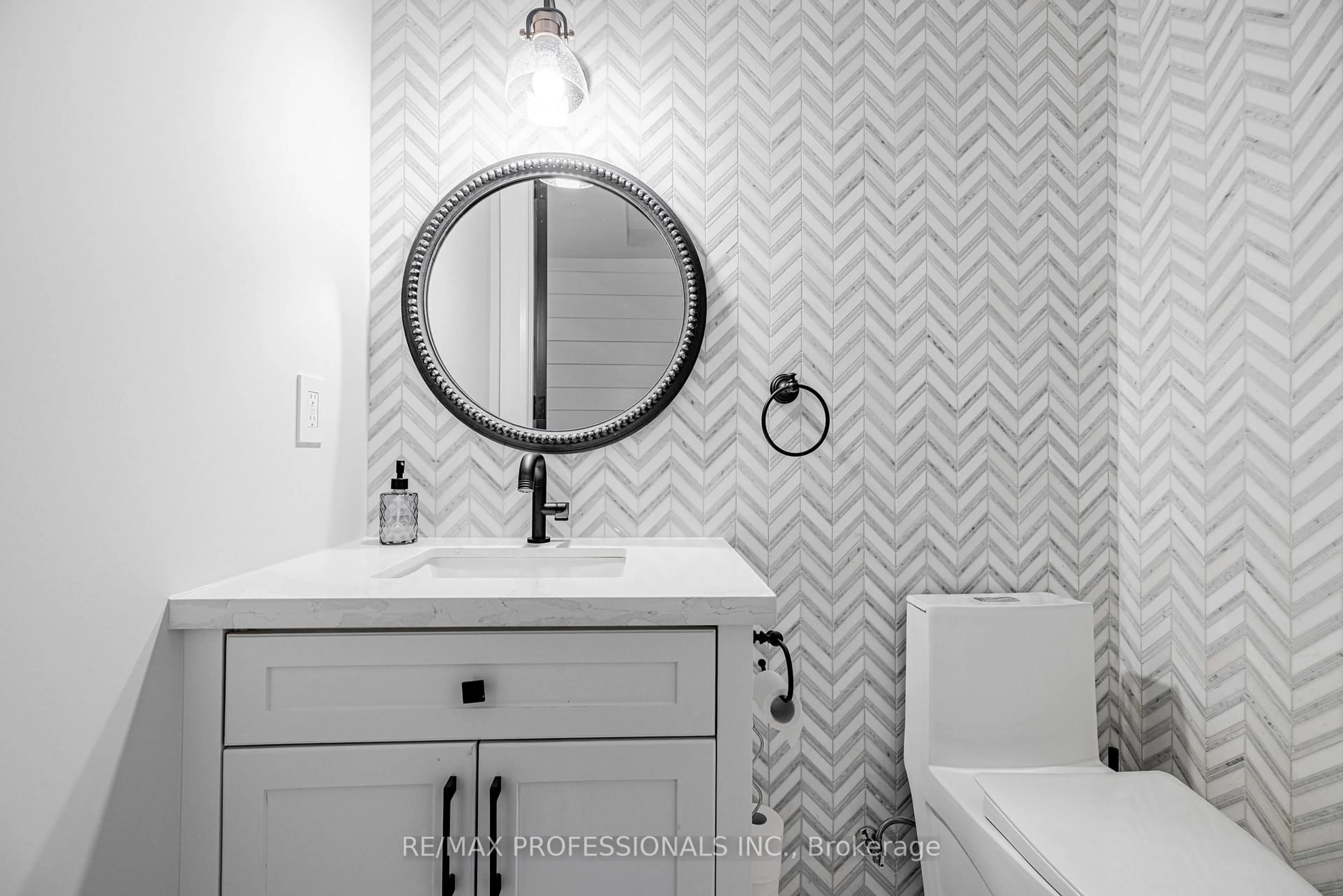 Contemporary bathroom, ceramic/tile floor for 152 Wells St, Aurora Ontario L4G 1T7