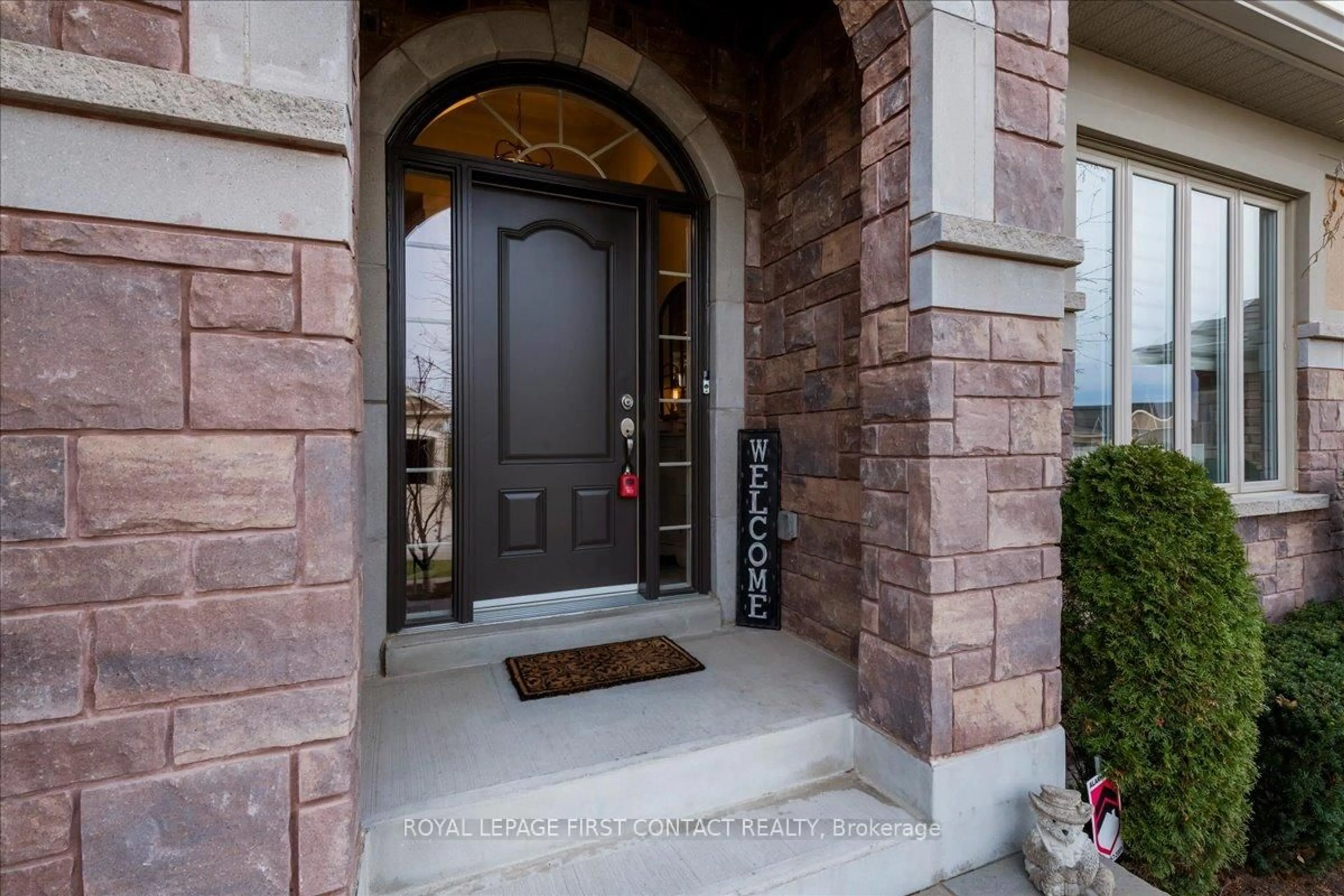 Indoor entryway for 222 Ridge Way, New Tecumseth Ontario L9R 0H2