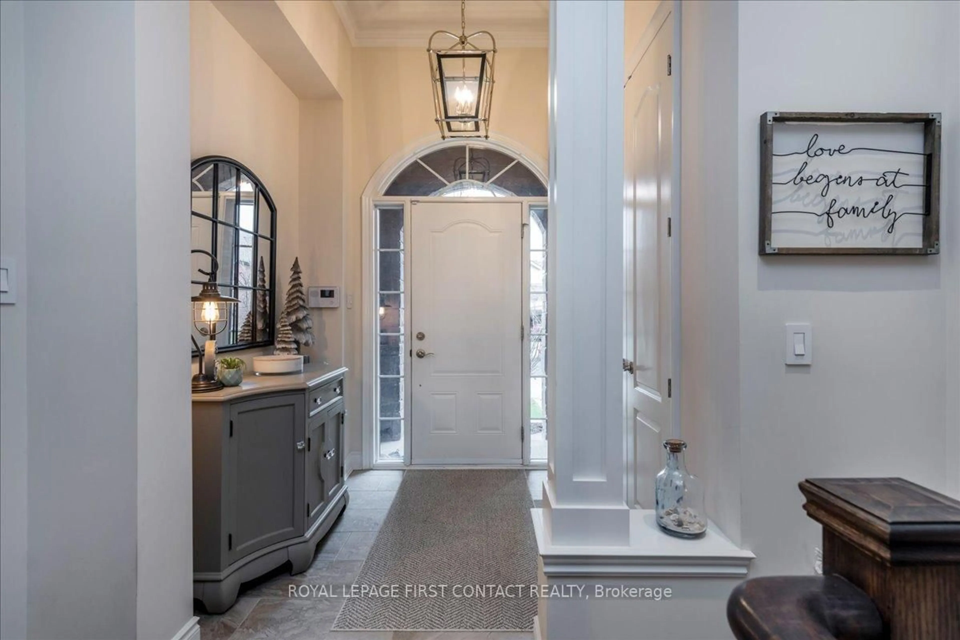 Indoor entryway for 222 Ridge Way, New Tecumseth Ontario L9R 0H2