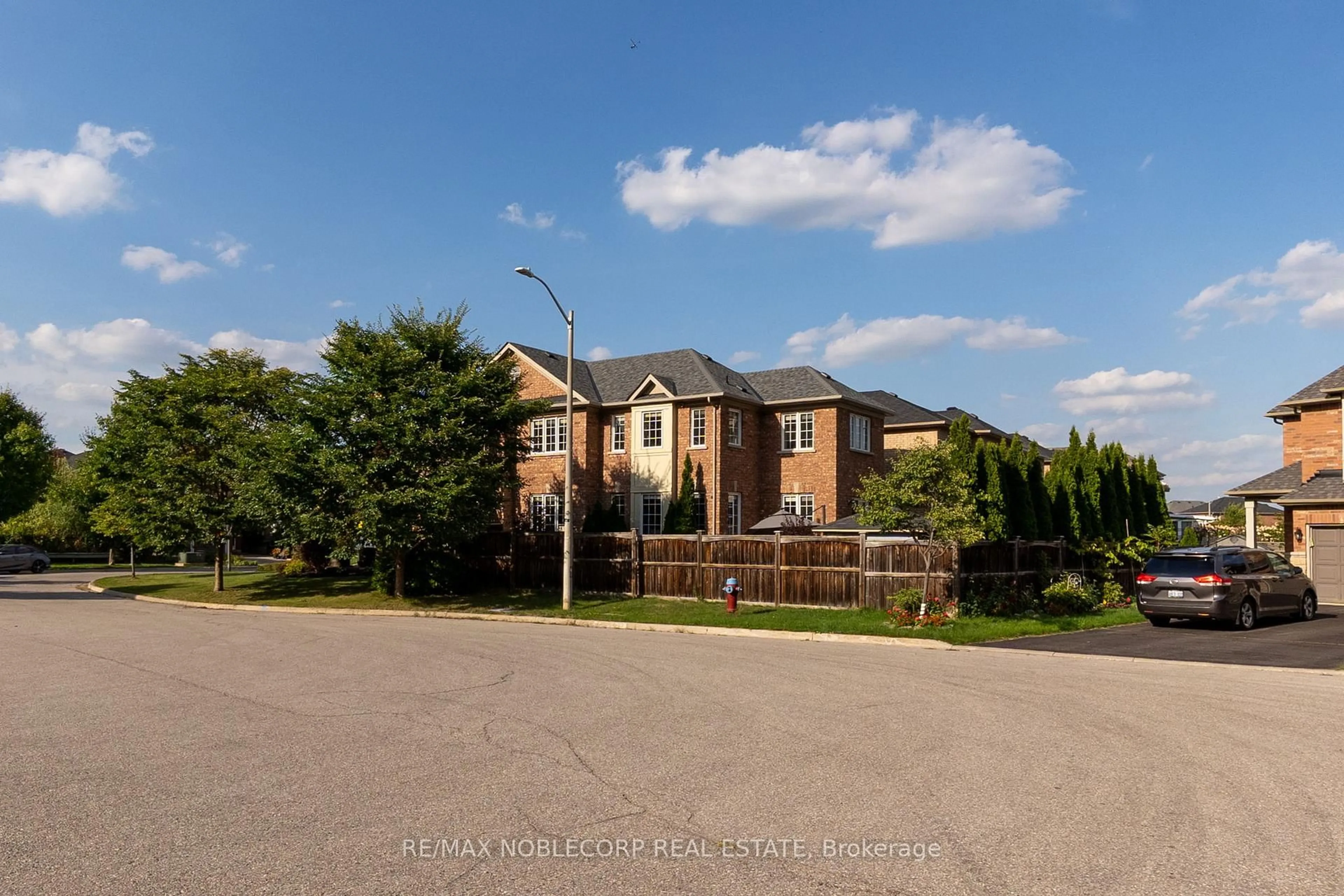 A pic from outside/outdoor area/front of a property/back of a property/a pic from drone, street for 25 Aztec Crt, Richmond Hill Ontario L4S 2W6