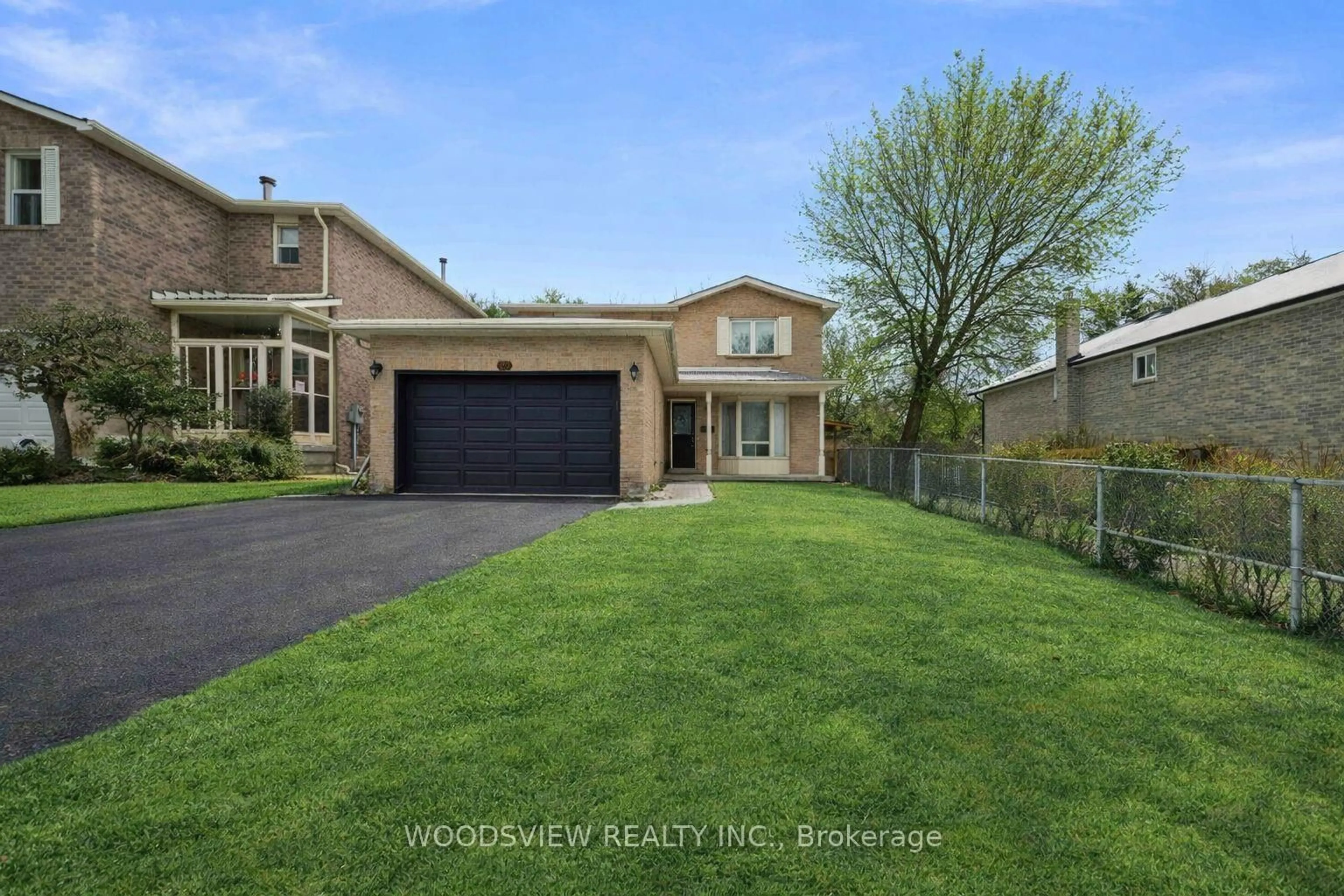 A pic from outside/outdoor area/front of a property/back of a property/a pic from drone, street for 29 Misty Moor Dr, Richmond Hill Ontario L4C 6P9