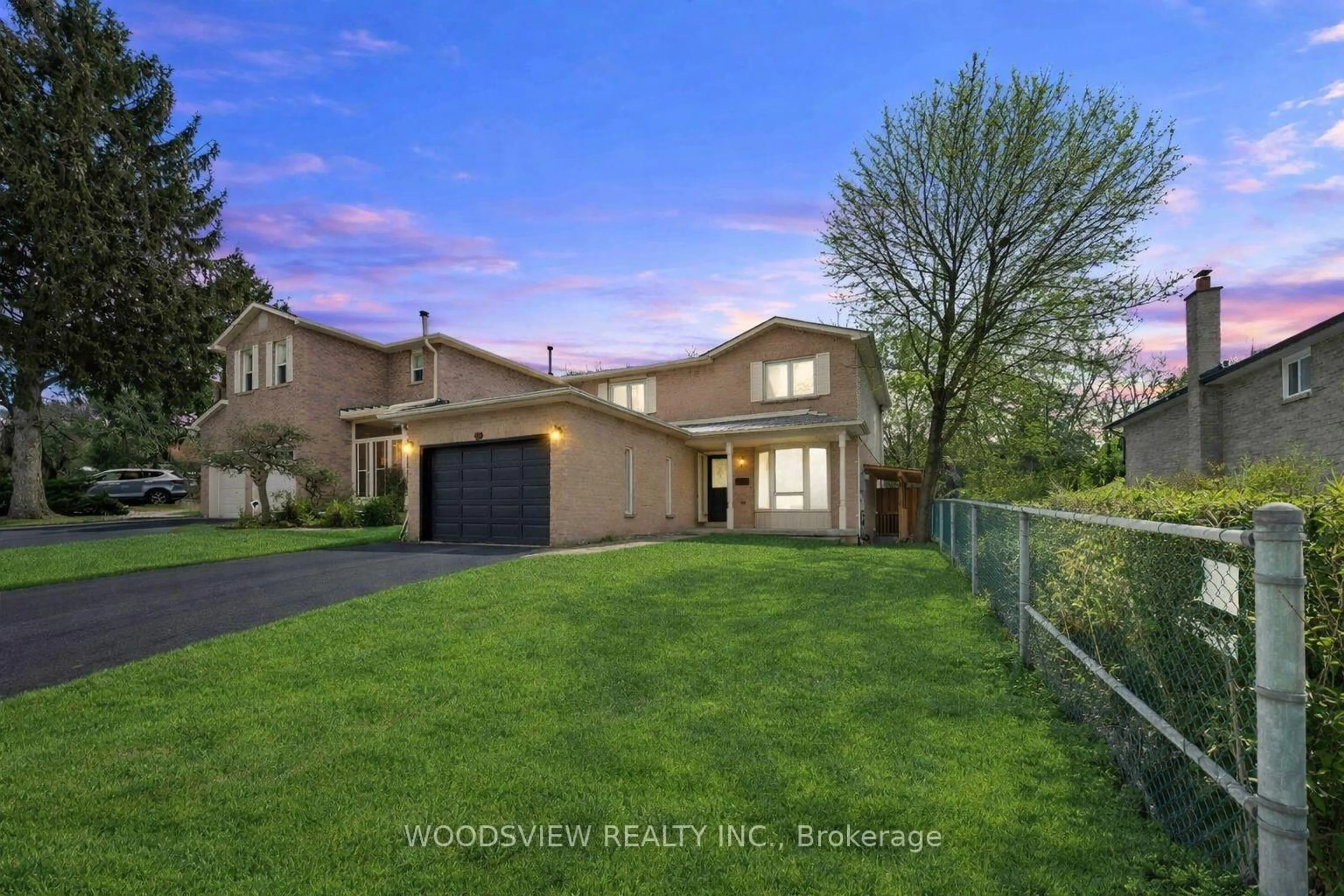 A pic from outside/outdoor area/front of a property/back of a property/a pic from drone, unknown for 29 Misty Moor Dr, Richmond Hill Ontario L4C 6P9