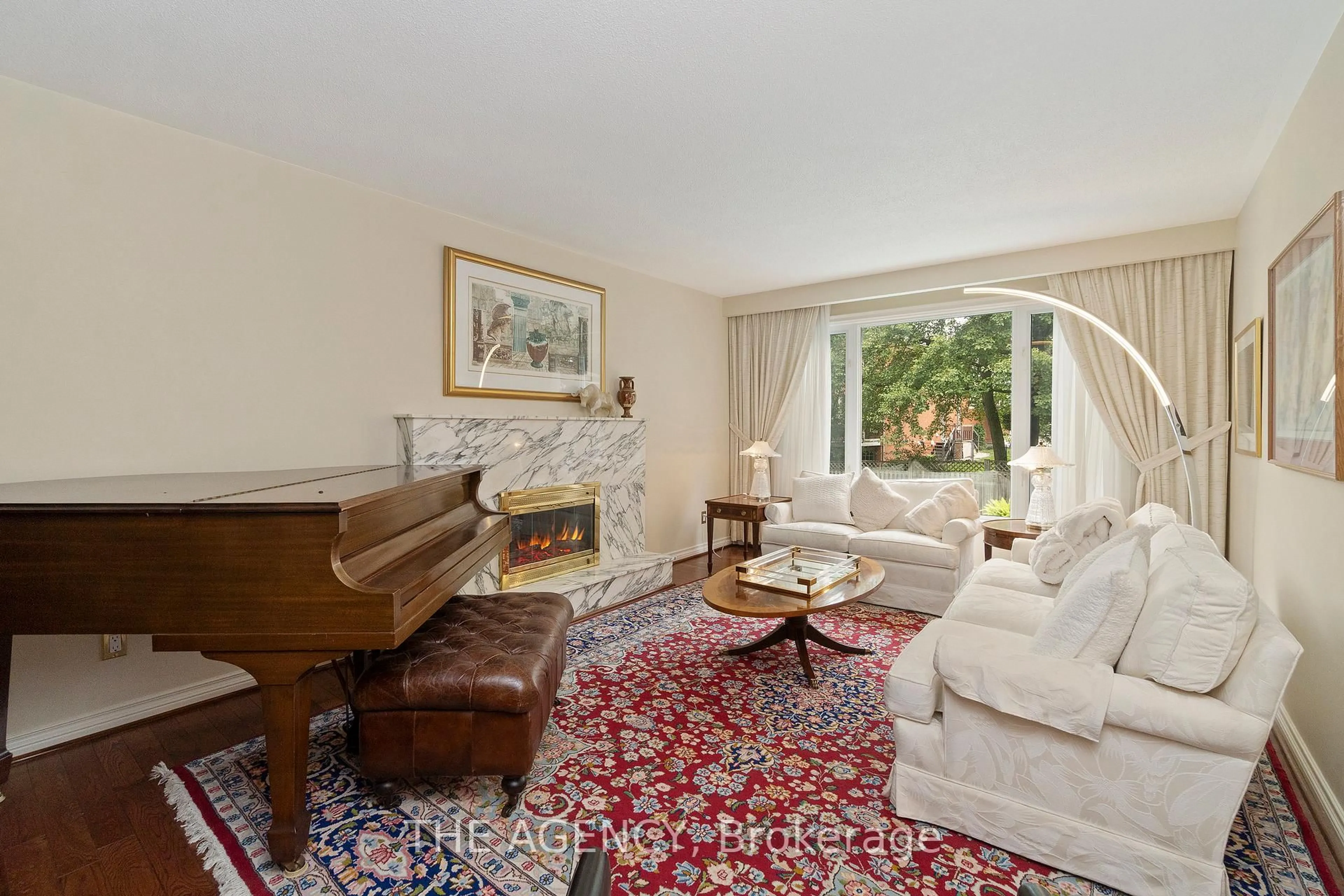 Living room with furniture, carpet floor for 178 Millpond Crt, Richmond Hill Ontario L4C 4W5