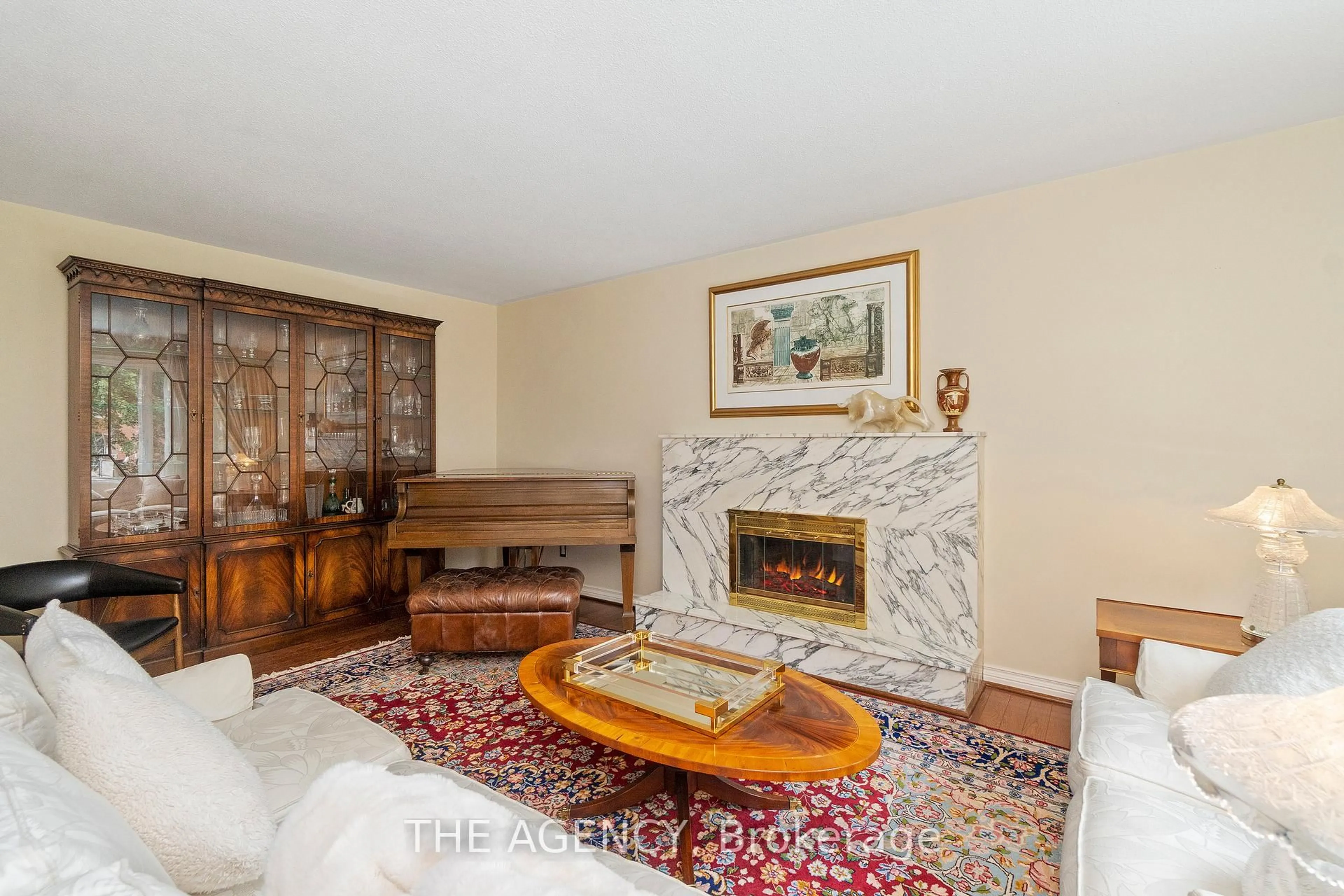 Living room with furniture, unknown for 178 Millpond Crt, Richmond Hill Ontario L4C 4W5
