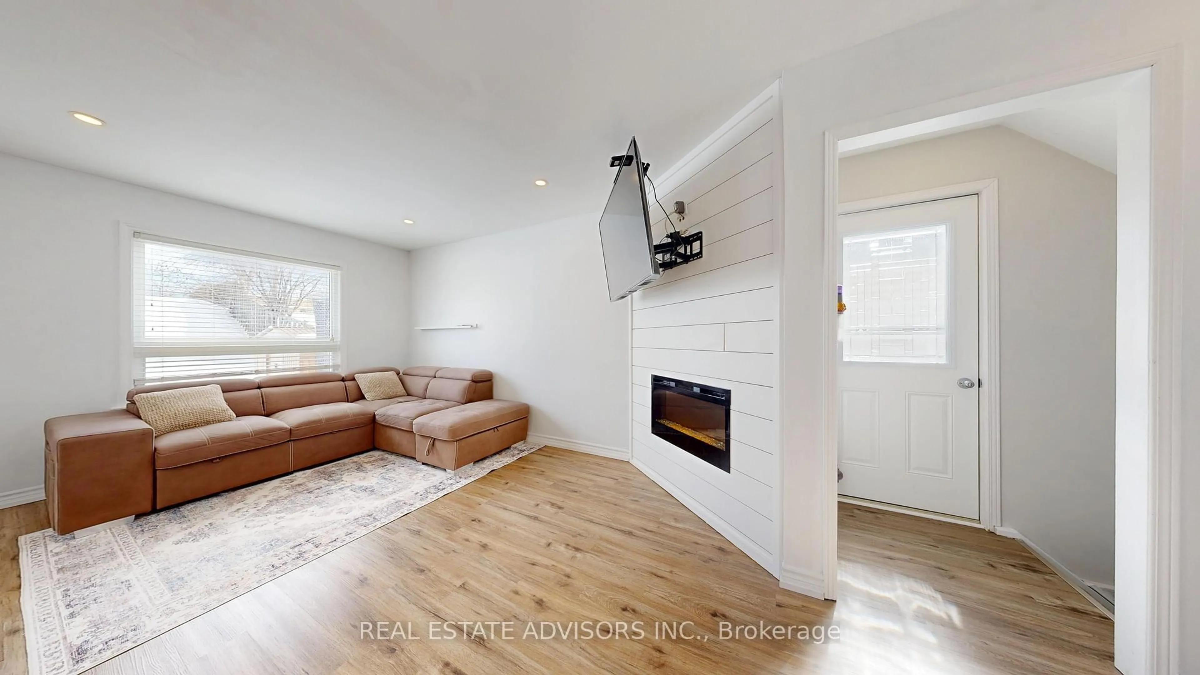 Living room with furniture, unknown for 11 Hammell Blvd, New Tecumseth Ontario L0G 1W0