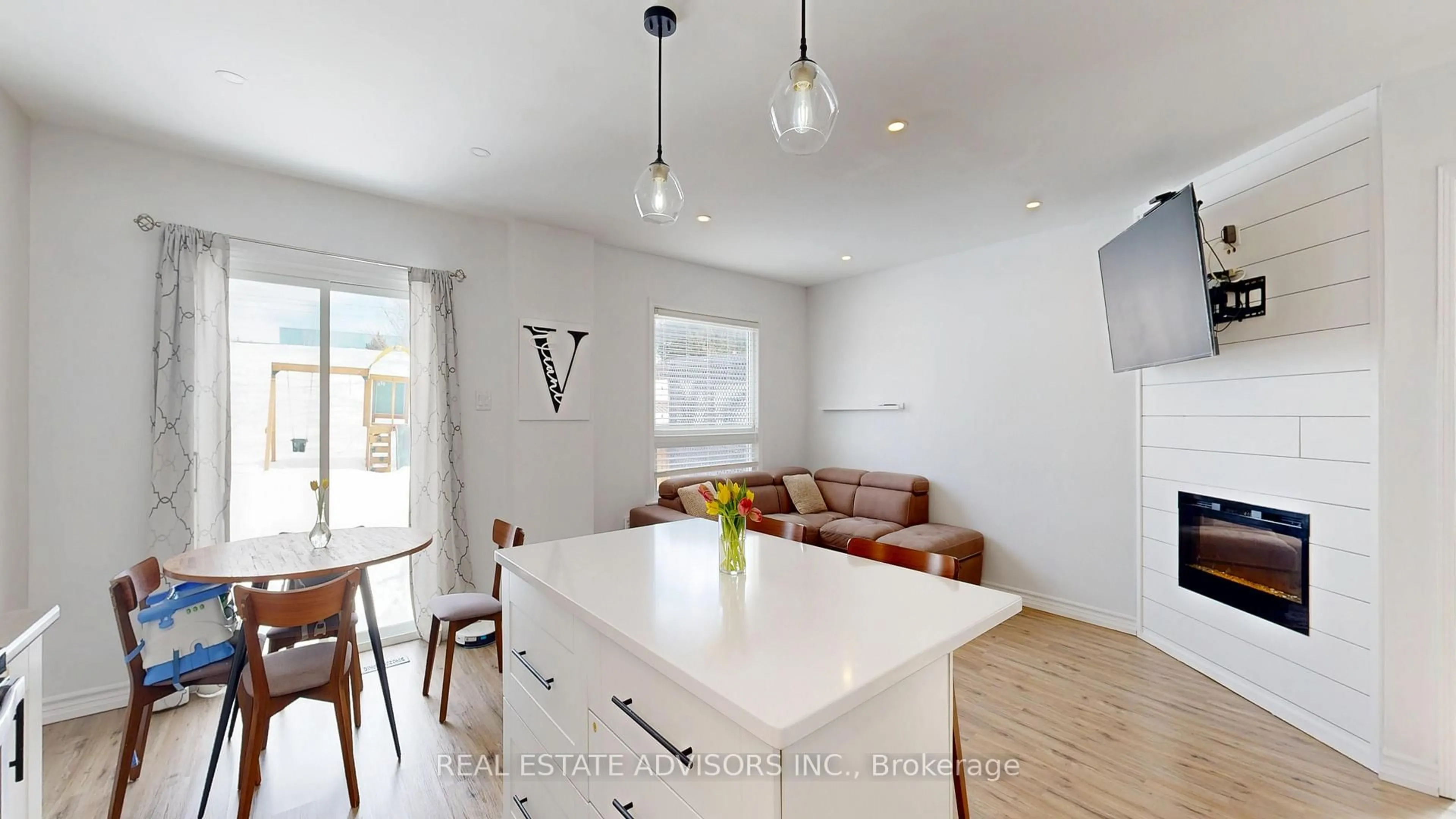 Open concept kitchen, wood/laminate floor for 11 Hammell Blvd, New Tecumseth Ontario L0G 1W0