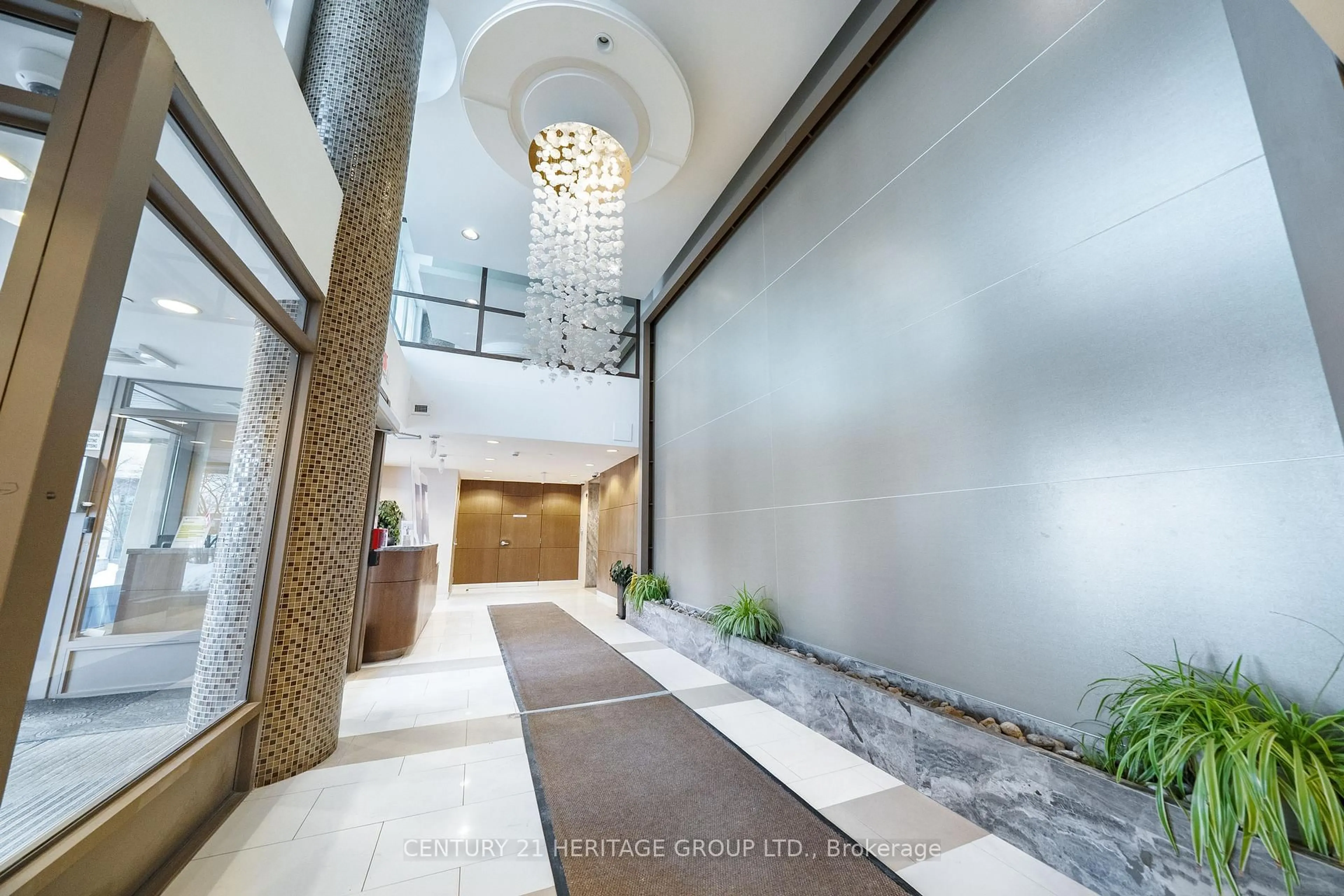 Indoor foyer for 75 Norman Bethune Ave #101, Richmond Hill Ontario L4B 0B6