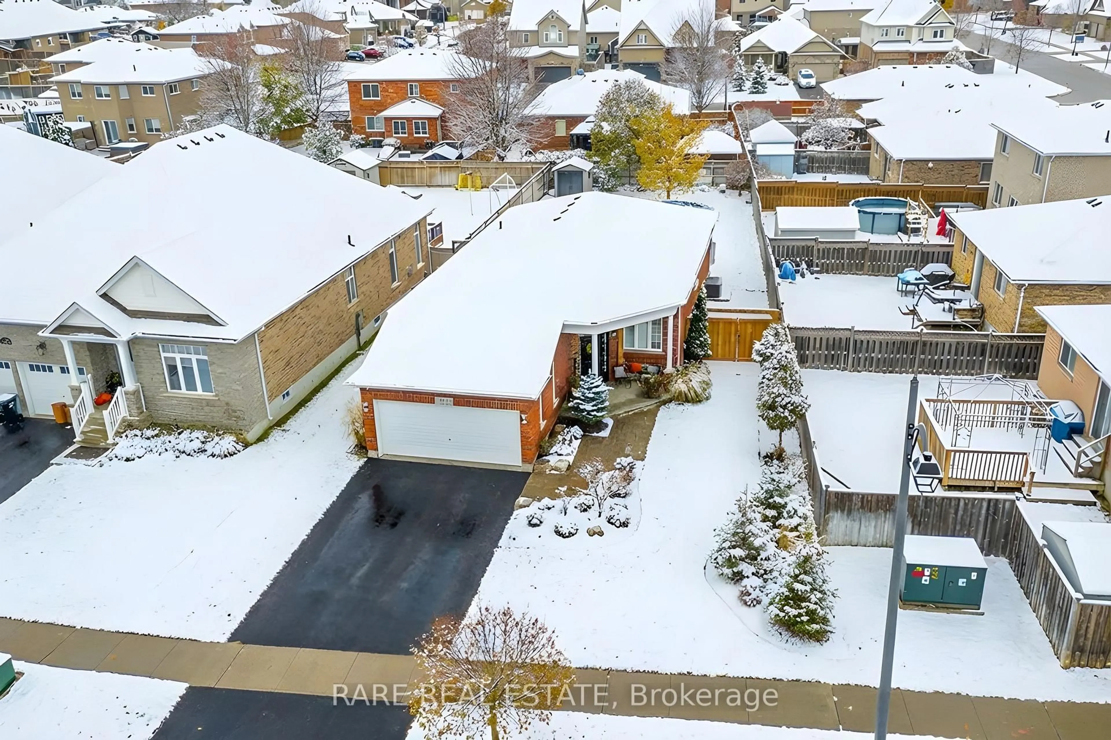 A pic from outside/outdoor area/front of a property/back of a property/a pic from drone, street for 414 Greenwood Dr, Essa Ontario L3W 0P7