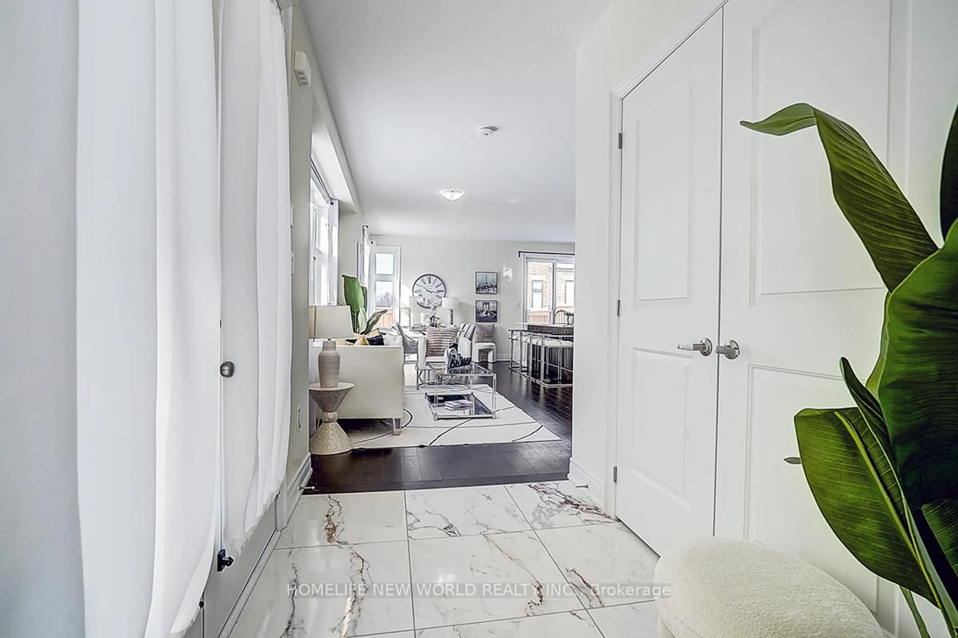 Indoor entryway for 2 Hercules Club Dr, Richmond Hill Ontario L4E 1K6