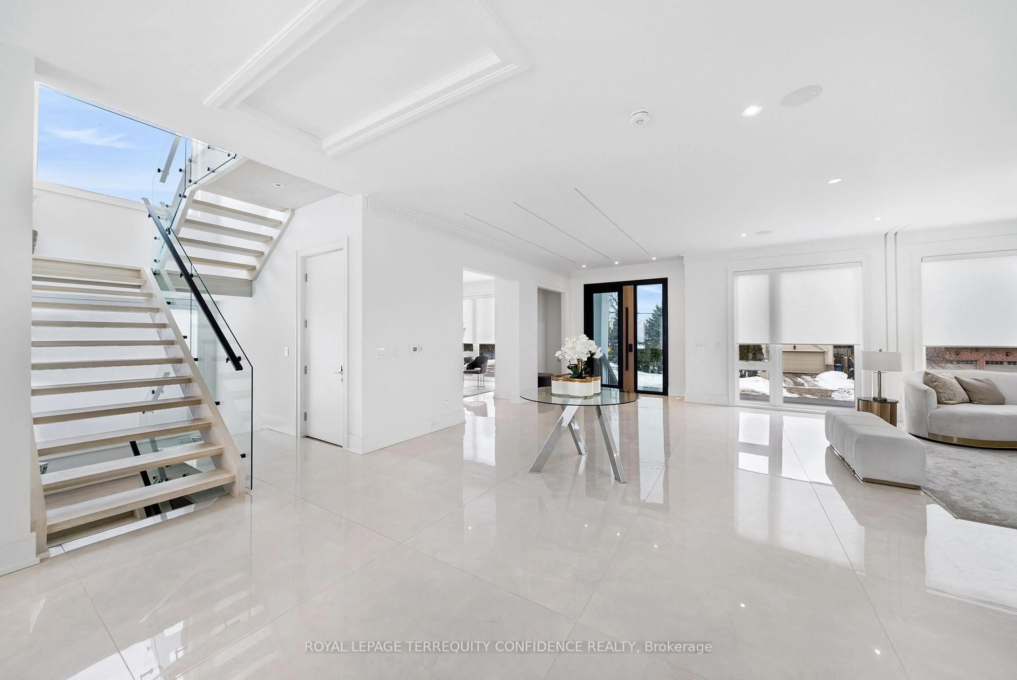 Indoor foyer for 85 Crestwood Rd, Vaughan Ontario L4J 1A4